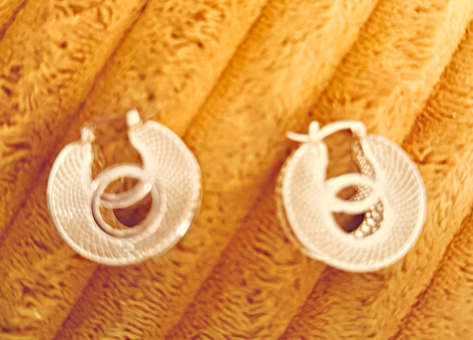 Silver Tone Textured Pattern Hoop Earrings Hinged Closure Round Metal No Stone