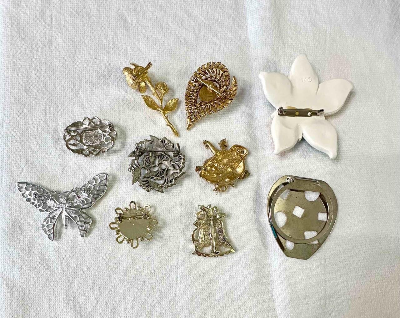 Vntg 31 Pieces Mixed Lot Wearable/Art Jewelry Brooches Earrings Etc Collection C