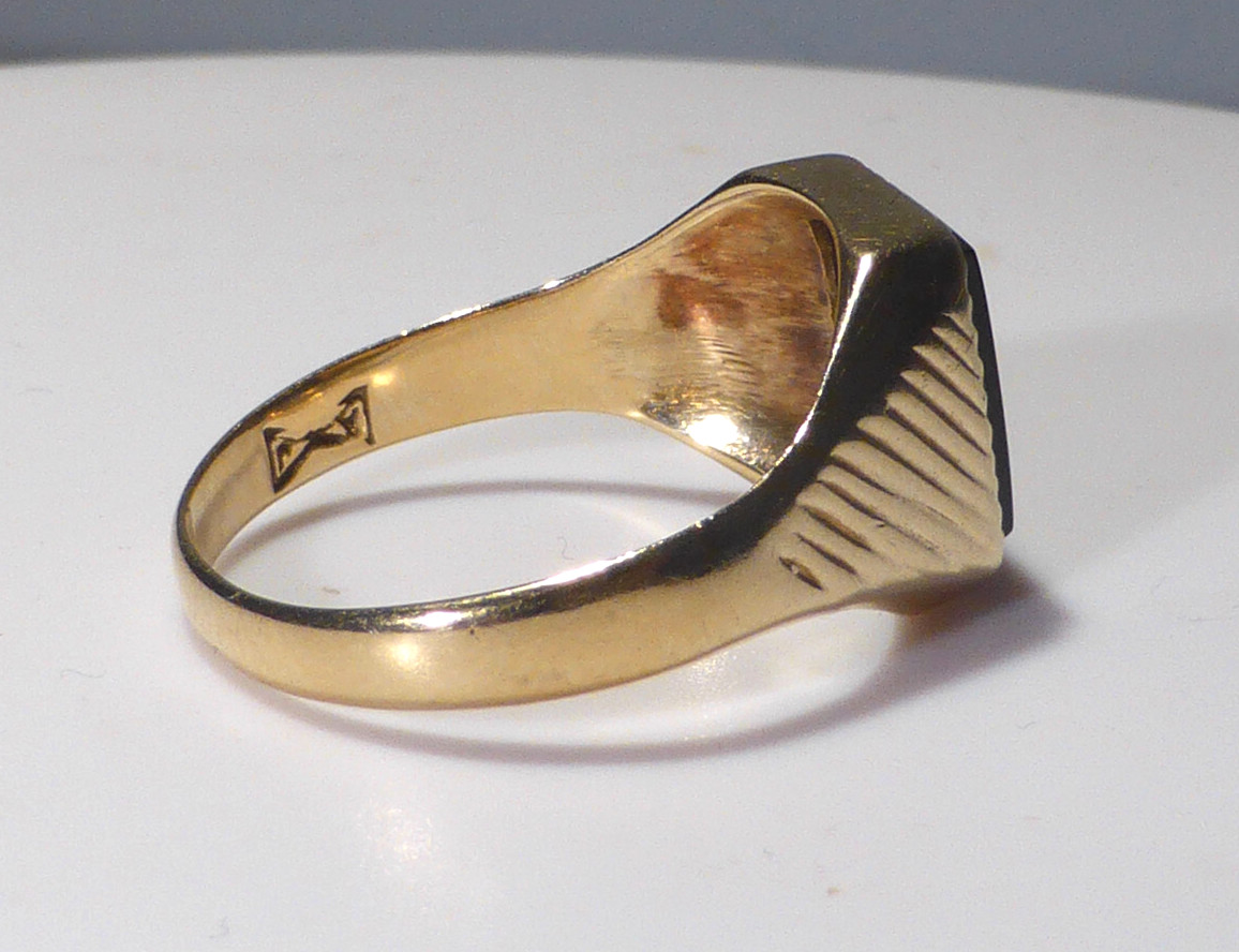 9ct Gold Signet Ring Jet UK Hallmark 1969 AJ Size T 1/2 Boxed