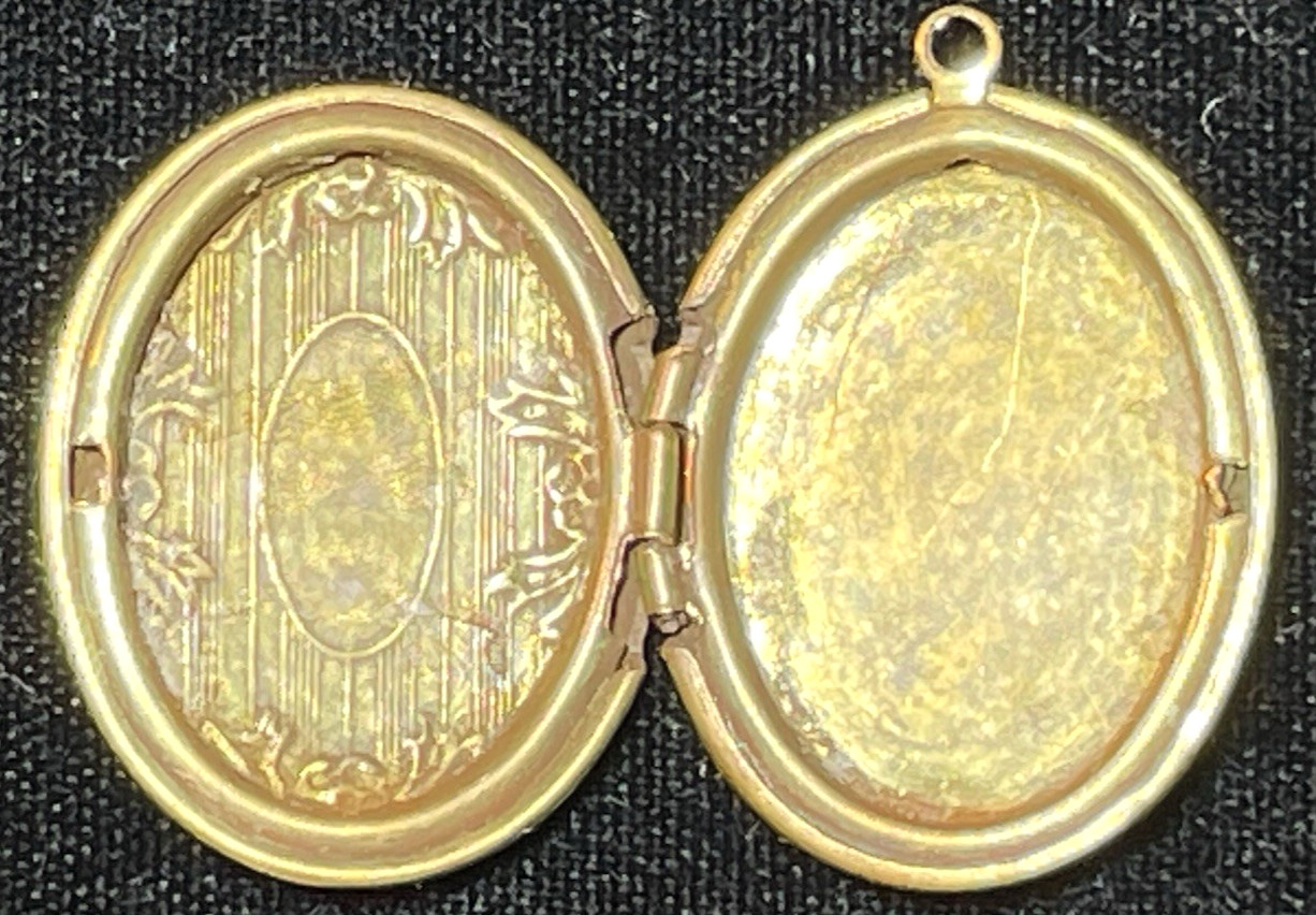 VINTAGE VICTORIAN STYLE OVAL FLORAL MOTIF GOLD TONE LOCKET FOR PHOTOS 1-1/4″ HI