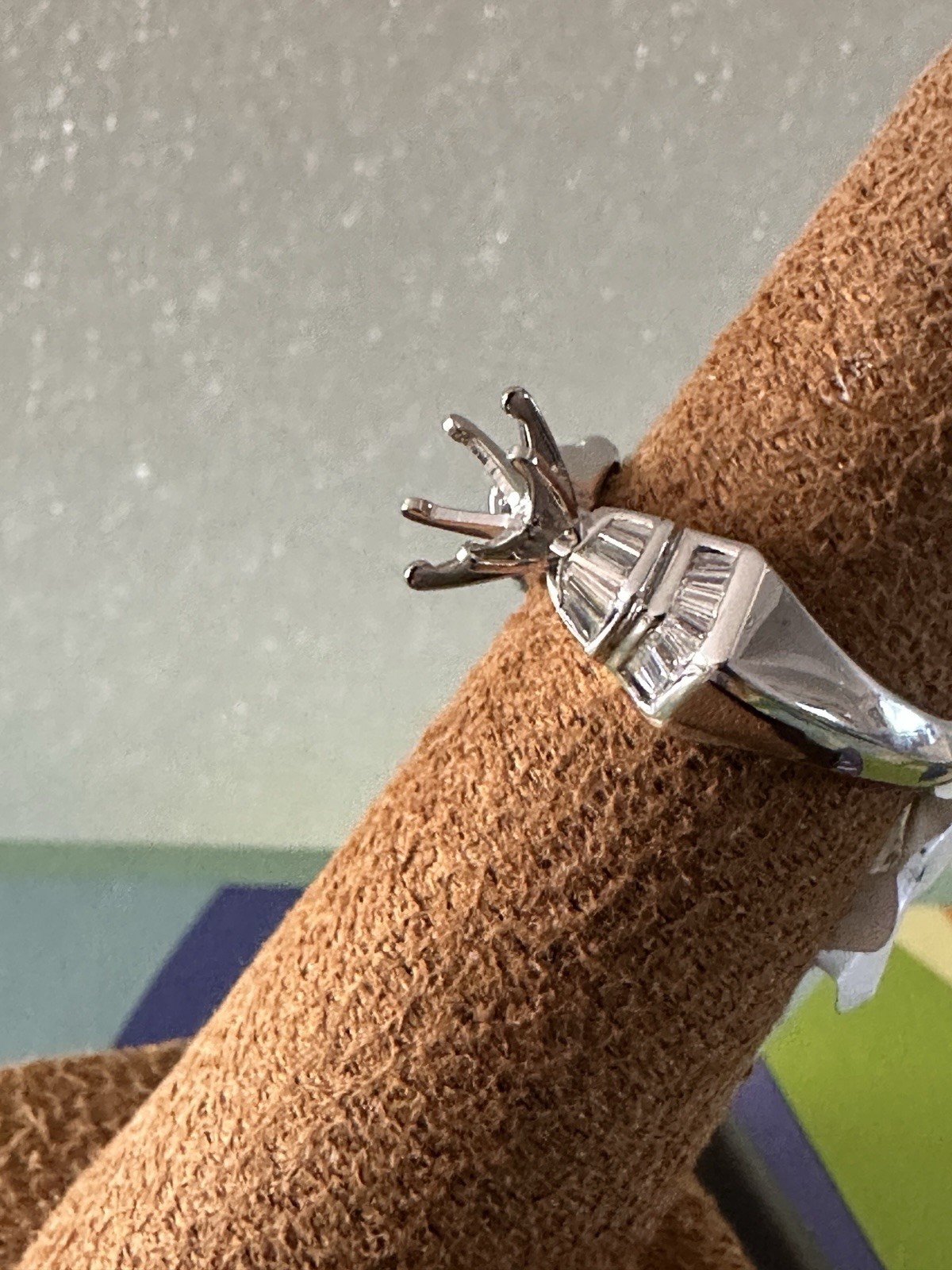 18kt.white gold semi mount ring with baguette diamonds size 7,4.90 gram.