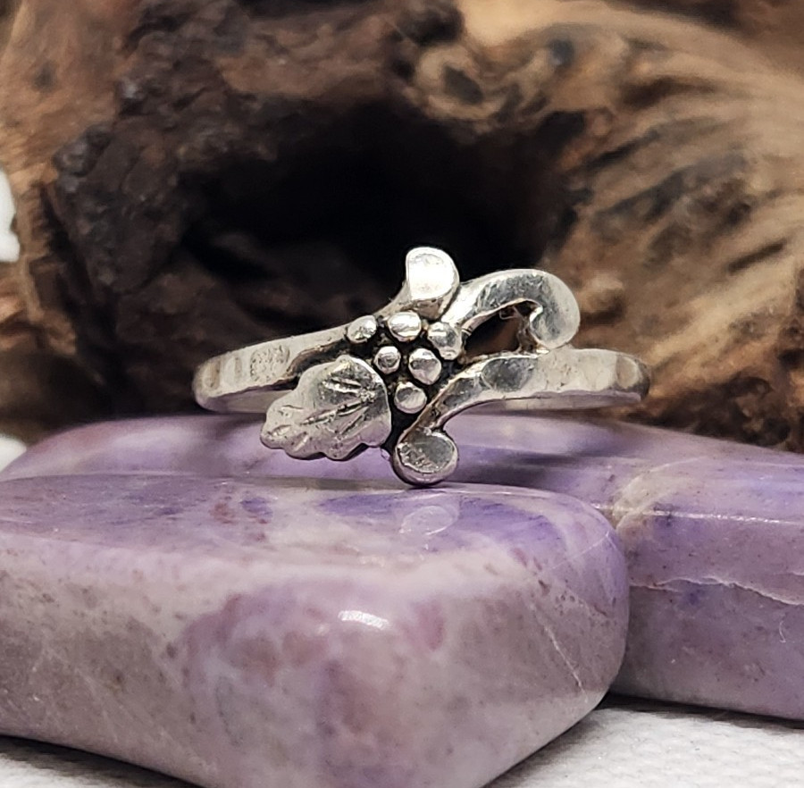 Vintage Wheeler Manufacturing Sterling Silver Leaf & Grapes Ring – Size 5