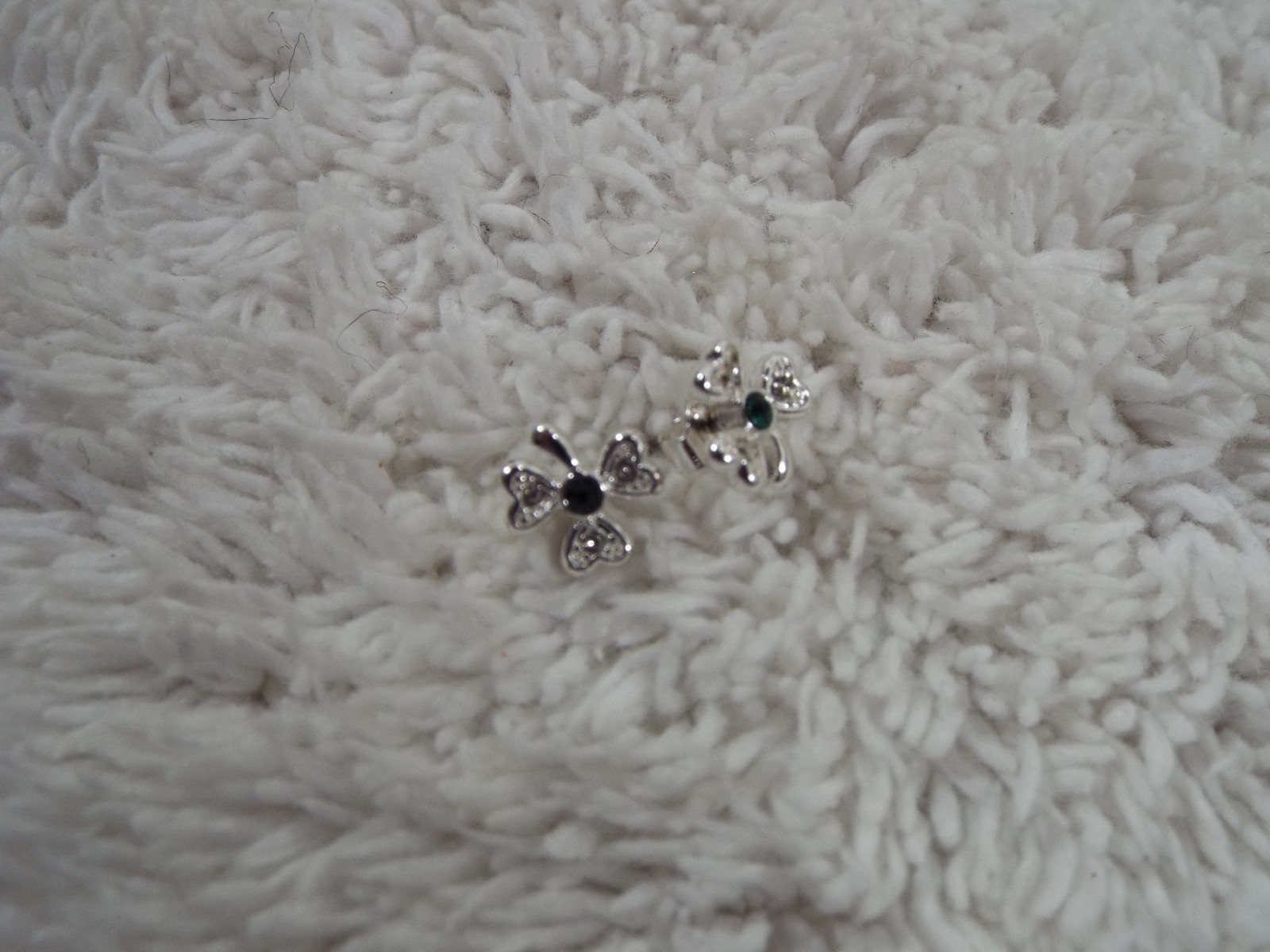 Silvertone Green Rhinestone Cloverleaf Pierced Earrings (B43)