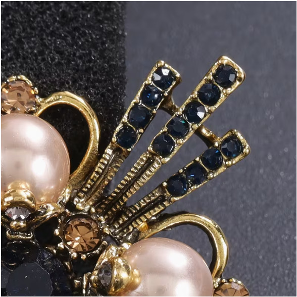 BROOCH- Vintage Style Brooch with Inlaid Rhinestones and Imitation Pearls