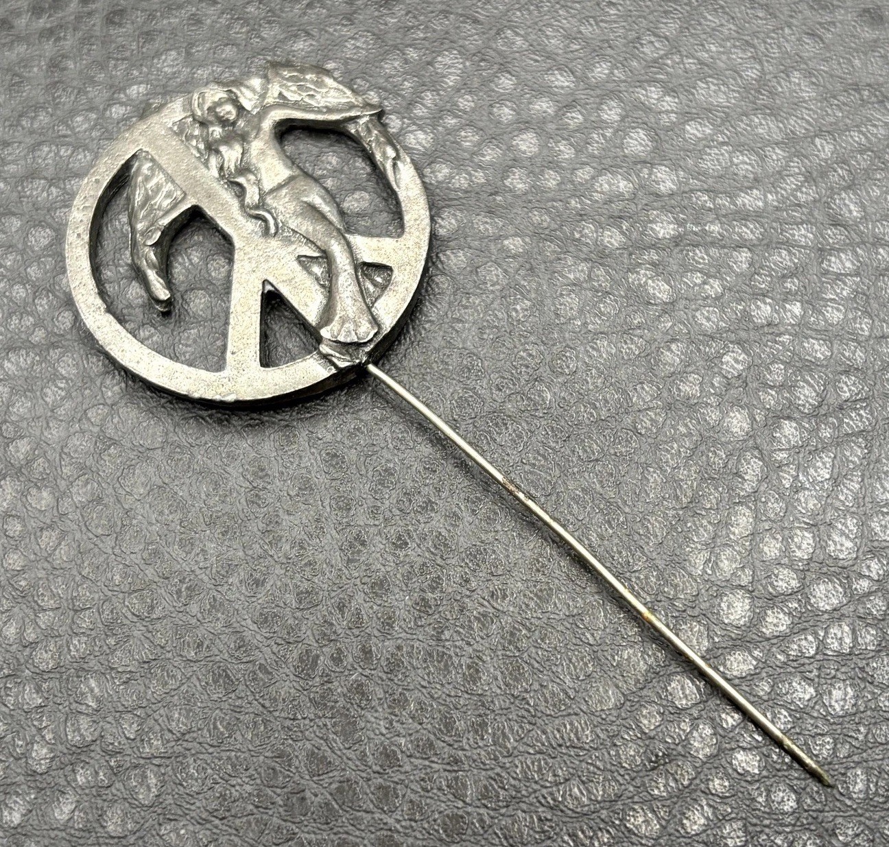 Vintage Seagull Pewter Etain Zinn Lady Peace Sign 1995 Circular Brooch Stick Pin