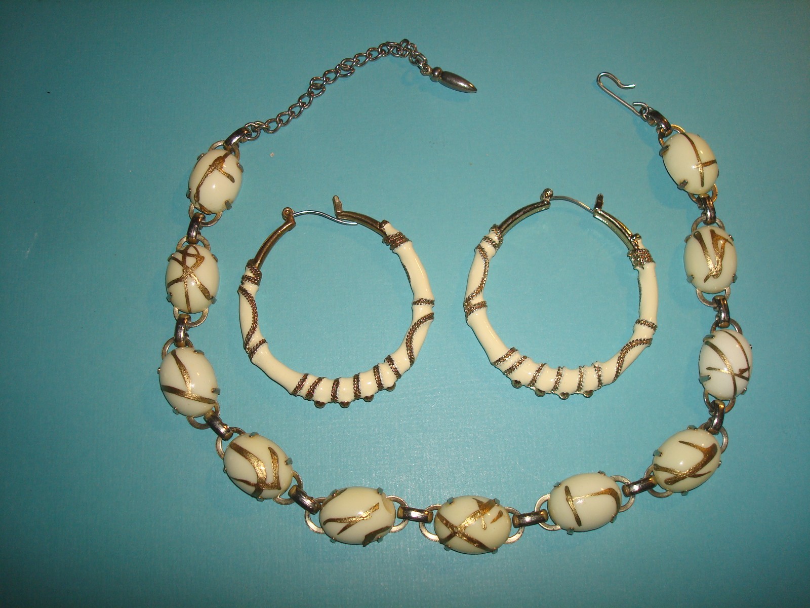 VINTAGE, SET NECKLACE & POST HOOP LARGE EARRINGS CREAM/BEIGE GOLD ACCENT PERFECT