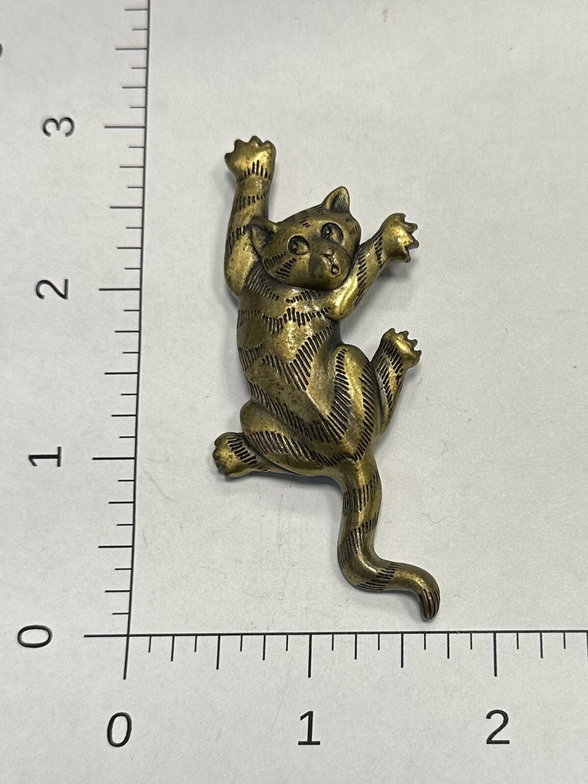 JONETTE JEWELRY COMPANY JJ 1988 TROUBLE Signed Brass Climbing Cat Brooch Pin Vtg
