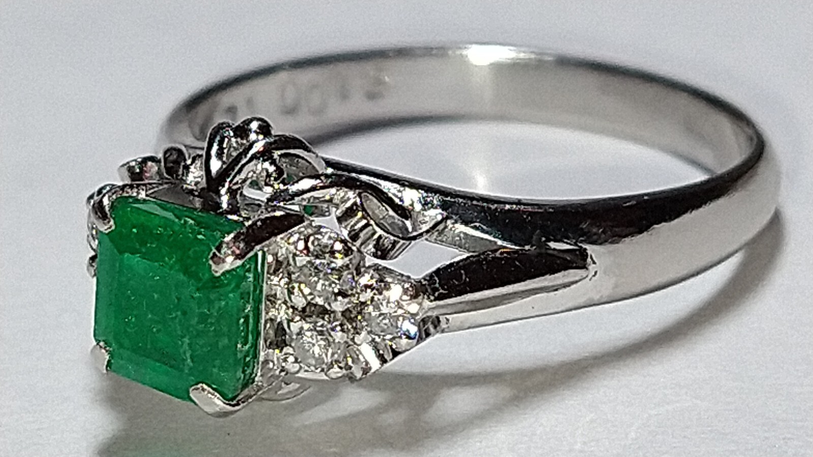 Solid platinum 0.84 carat natural emerald diamond ring 4.60 grams pt900 READ