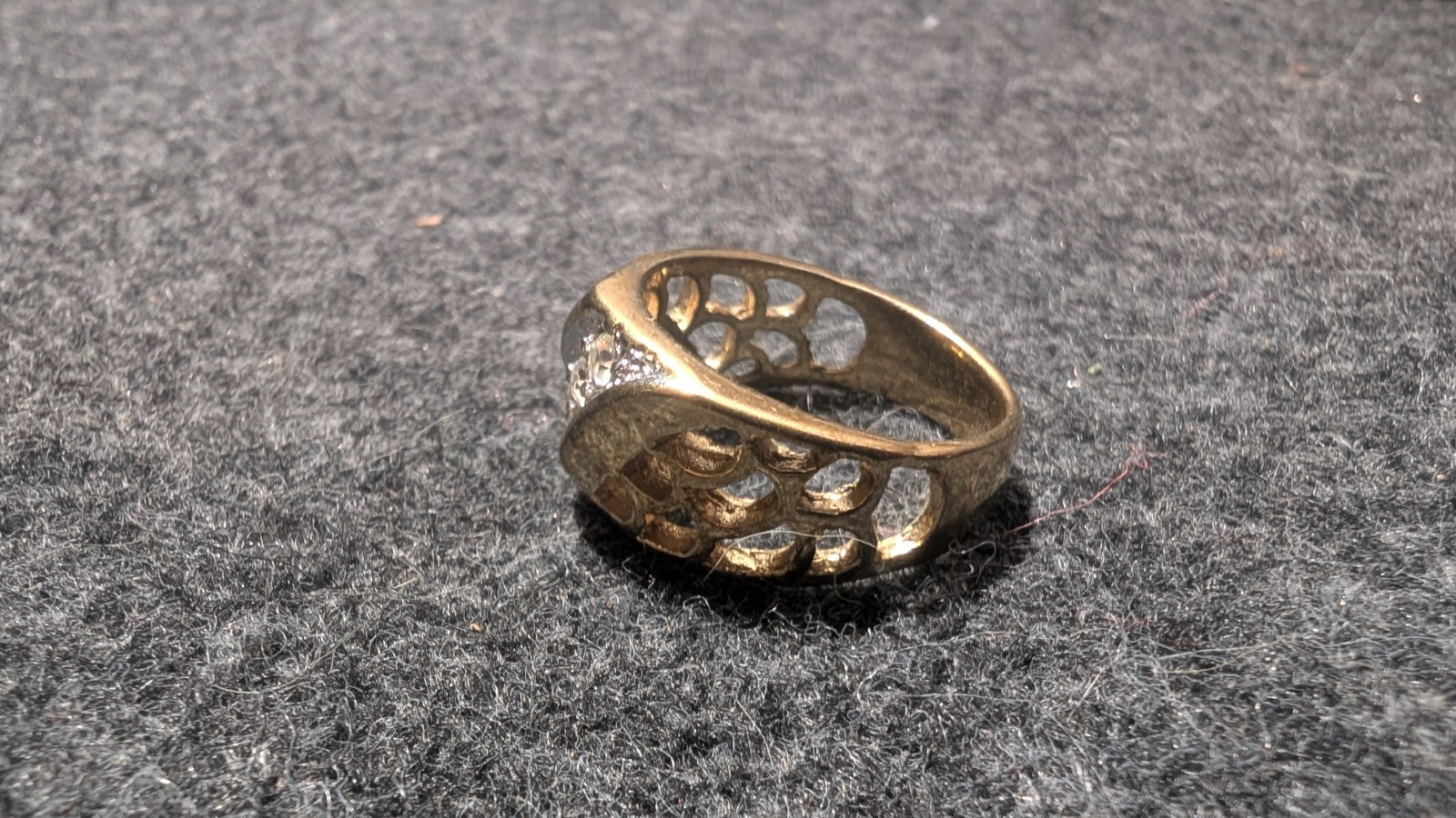 14K Yellow Gold Band Ring Size 8 White Round Crystal Inlay Diamond Accents