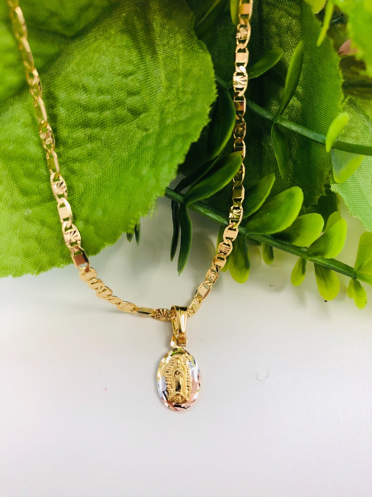 18k Oro Laminado Medalla de Virgen de Guadalupe & Cadena 16″ Para Mujer o Niños