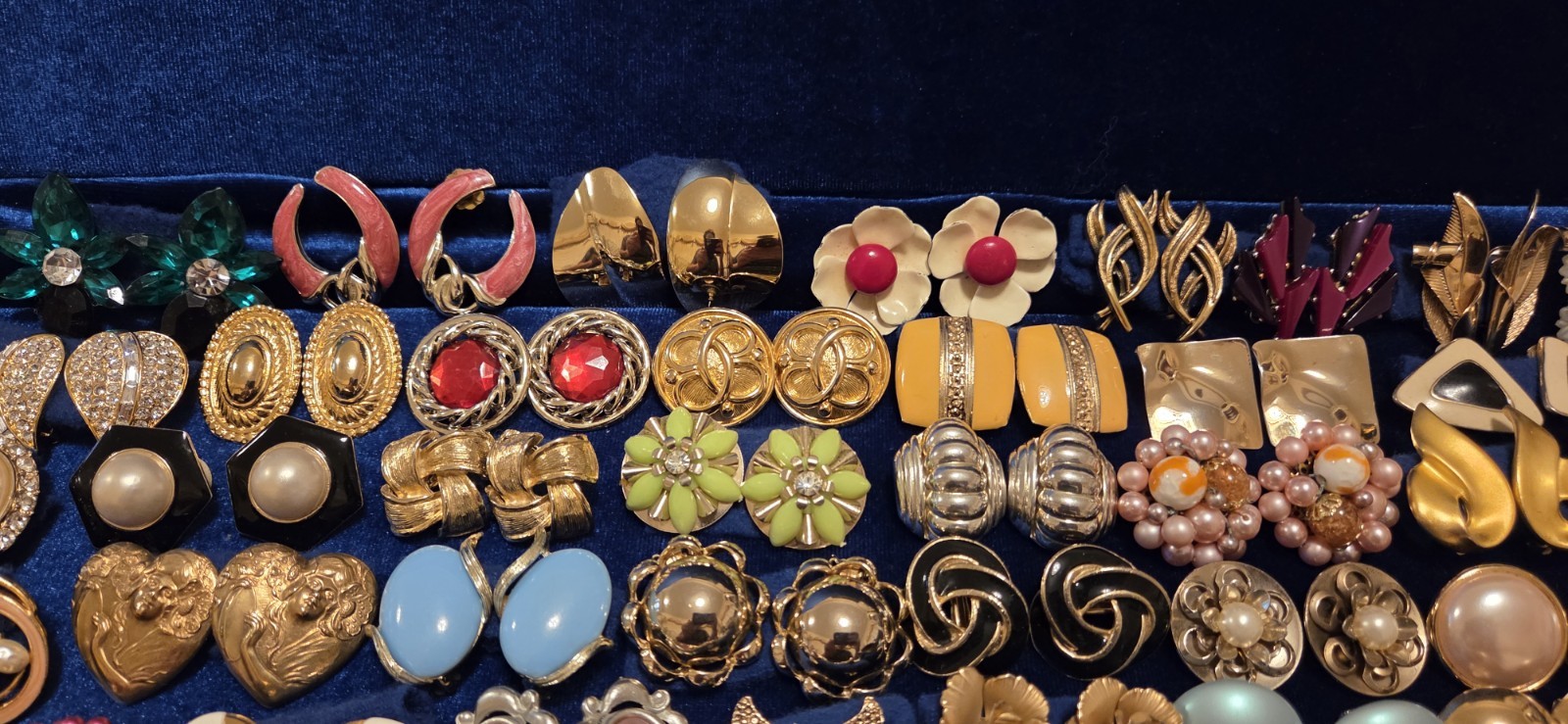 Vintage Mod Earrings Lot Of 117. 3lbs 15oz. 38 Signed Monet Hobé Avon Trifari…