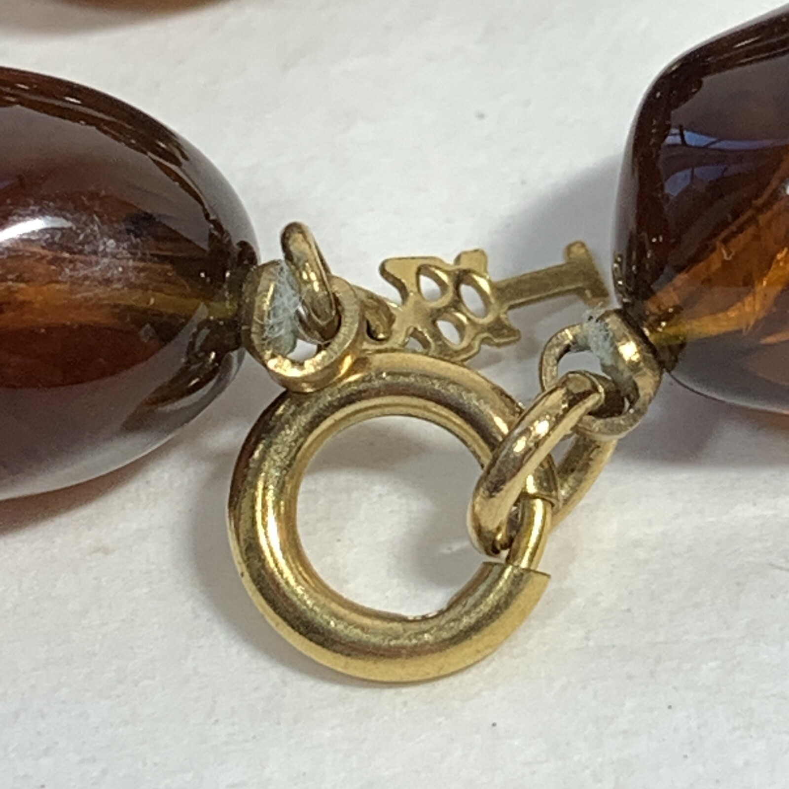 VTG Crown Trifari Lucite Amber Swirl Bead Necklace Oval Nuggets Gold Tone 36″
