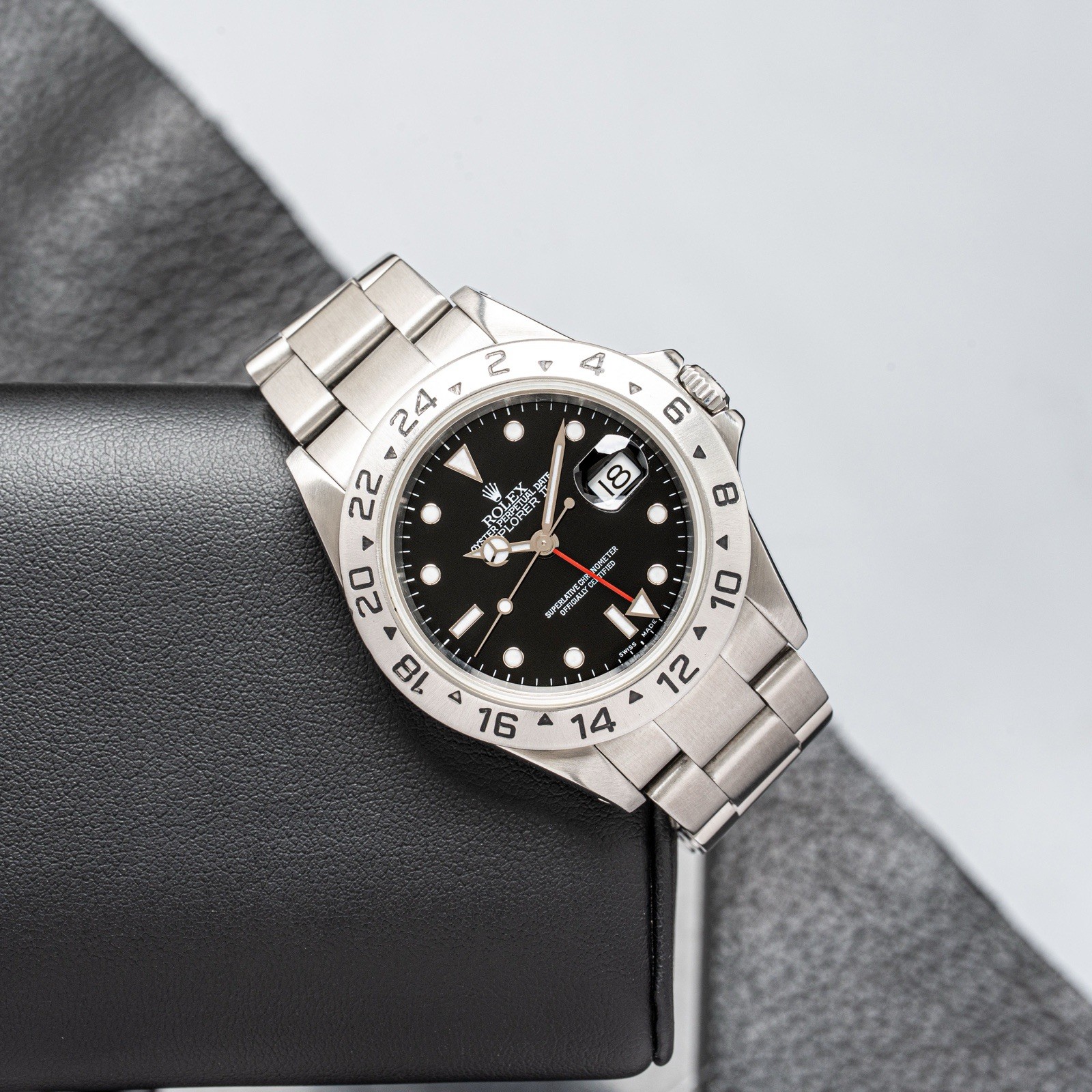 2001 MINT Rolex Explorer II Black 16570 40mm Swiss Made