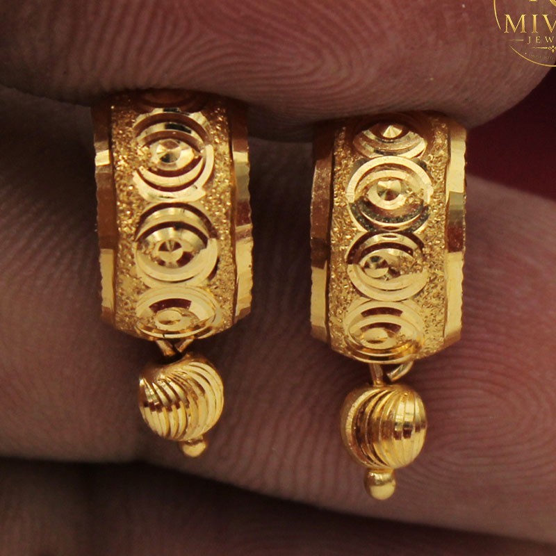Minimal Gold Earrings 1.7cm 2.22g Lightweight Studs Women’s Daily Wear Jewelry
