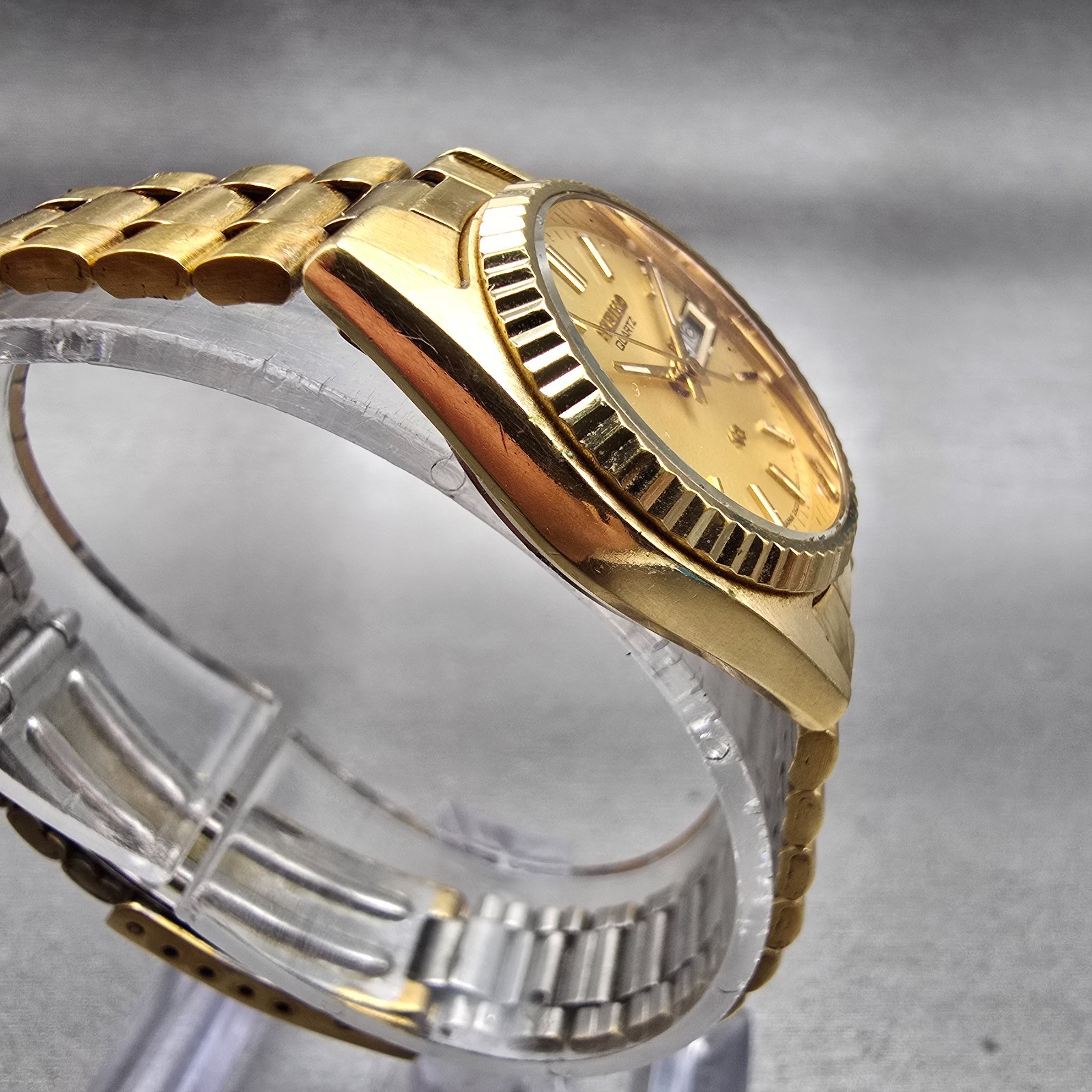 Seiko SQ Watch Women 24mm Gold Dial Gold Tone Daydate Round 2A23-0039 New Batt