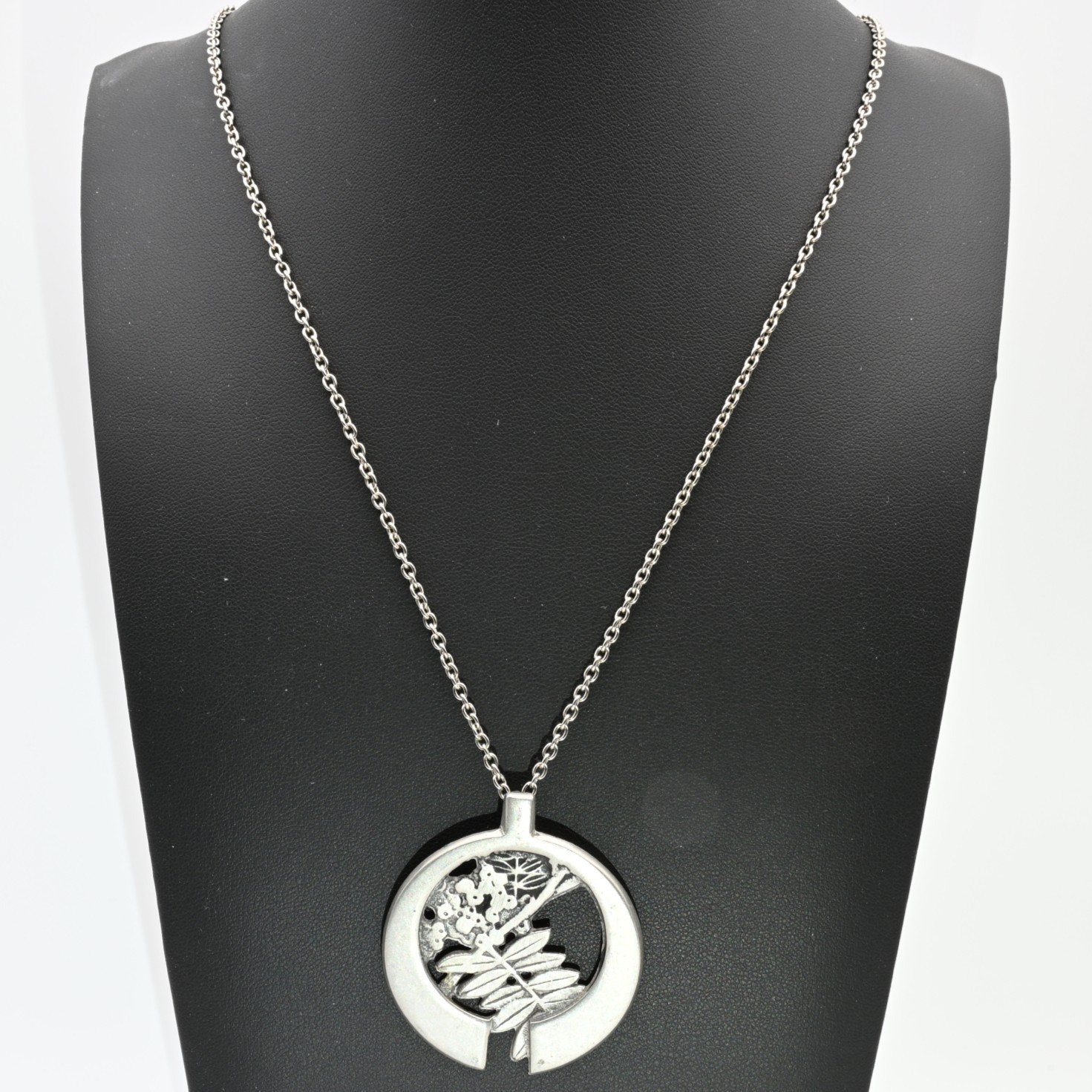 Vintage Gunmetal Botanical Leaf Circular Open Work Pendant Necklace Dark Silver