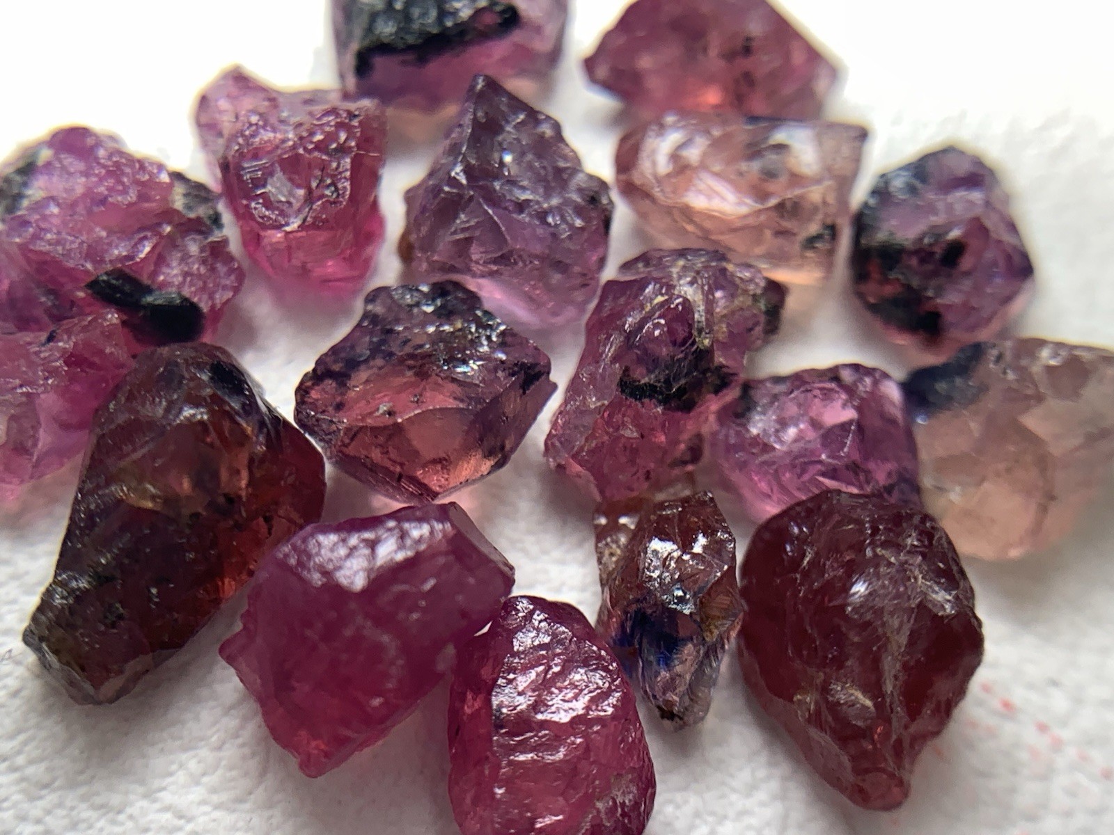 15.10 CRTs Extremely Rare Facet Graf Pink & Blue Color Winza Sapphire Rough Lot