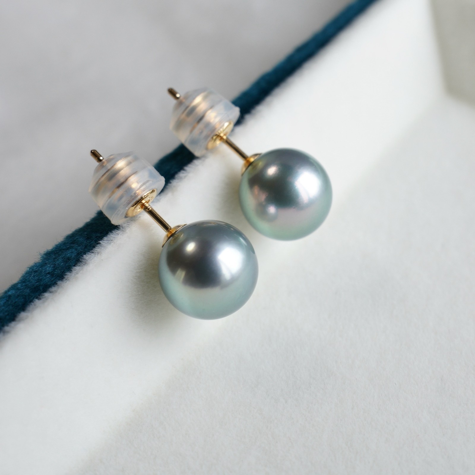 High Luster 8.7mm Round Gray-Blue Japanese Akoya Pearl Stud Earrings 18K Gold