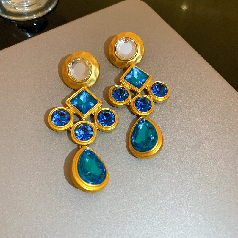 Vintage Earrings with A Palace Style Niche and High-end Feel Featuring Vintage