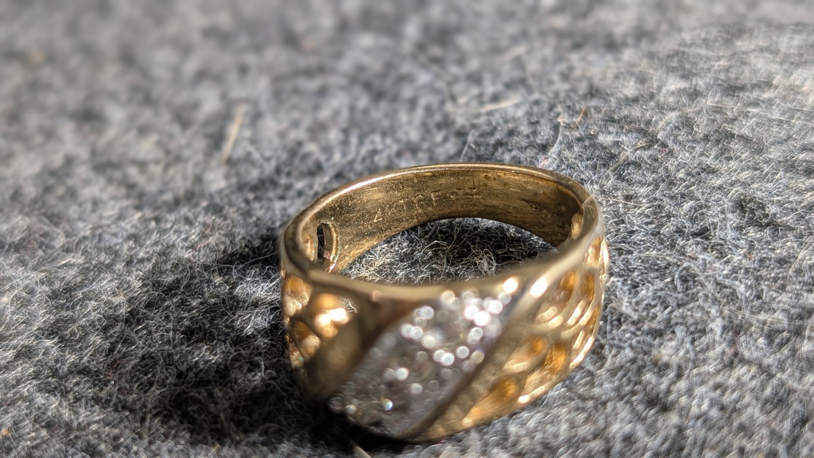 14K Yellow Gold Band Ring Size 8 White Round Crystal Inlay Diamond Accents