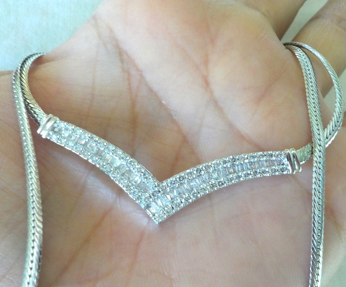 14K White Gold Chevron Collar Diamond Necklace – 13.0 gms, 17.5 in, 1.52 ctw