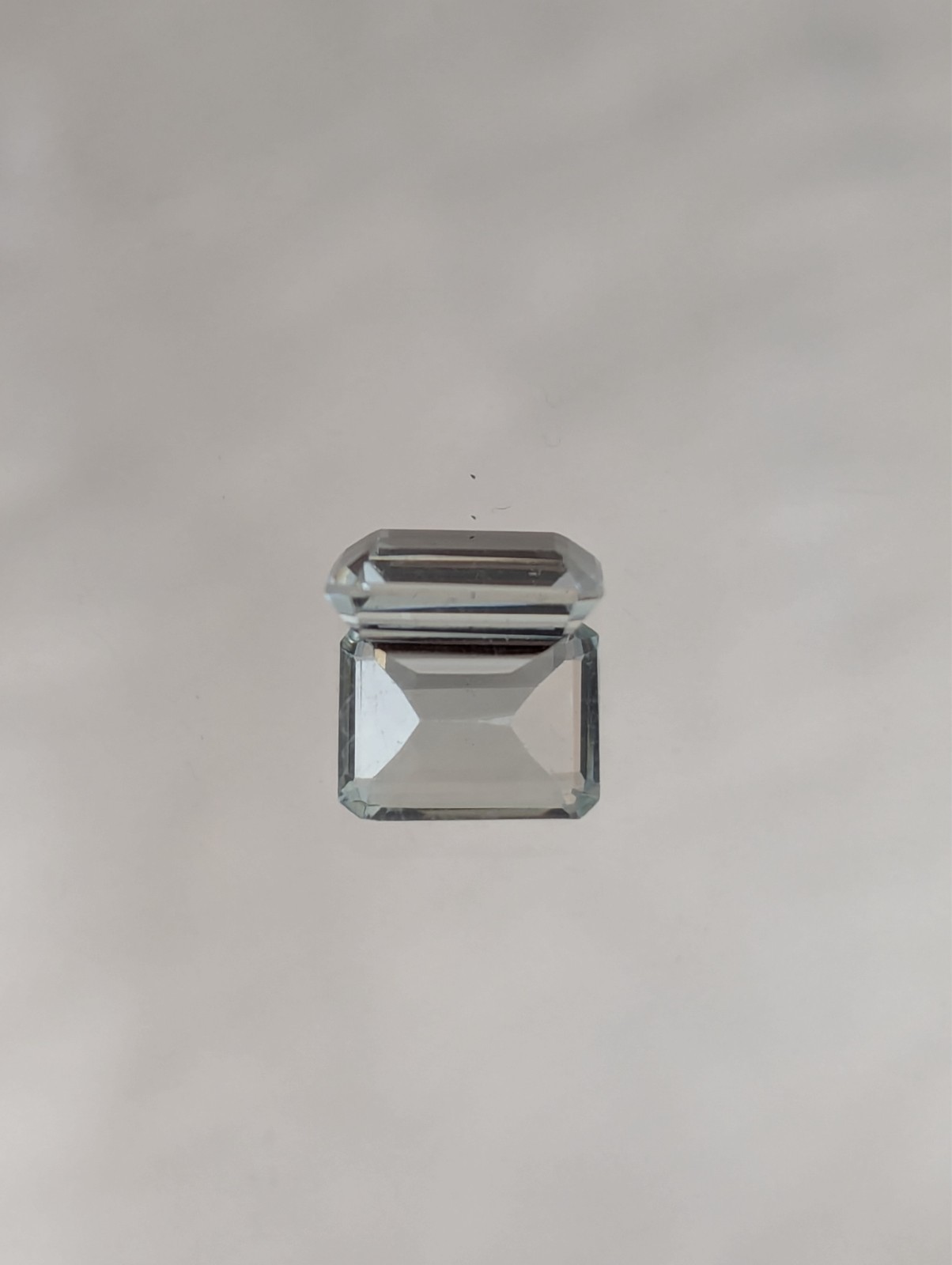 Aquamarine Clear Faceted Gemstone 2.4 carat (0.49g) 9.7 x 7.6 x 4.7 mm
