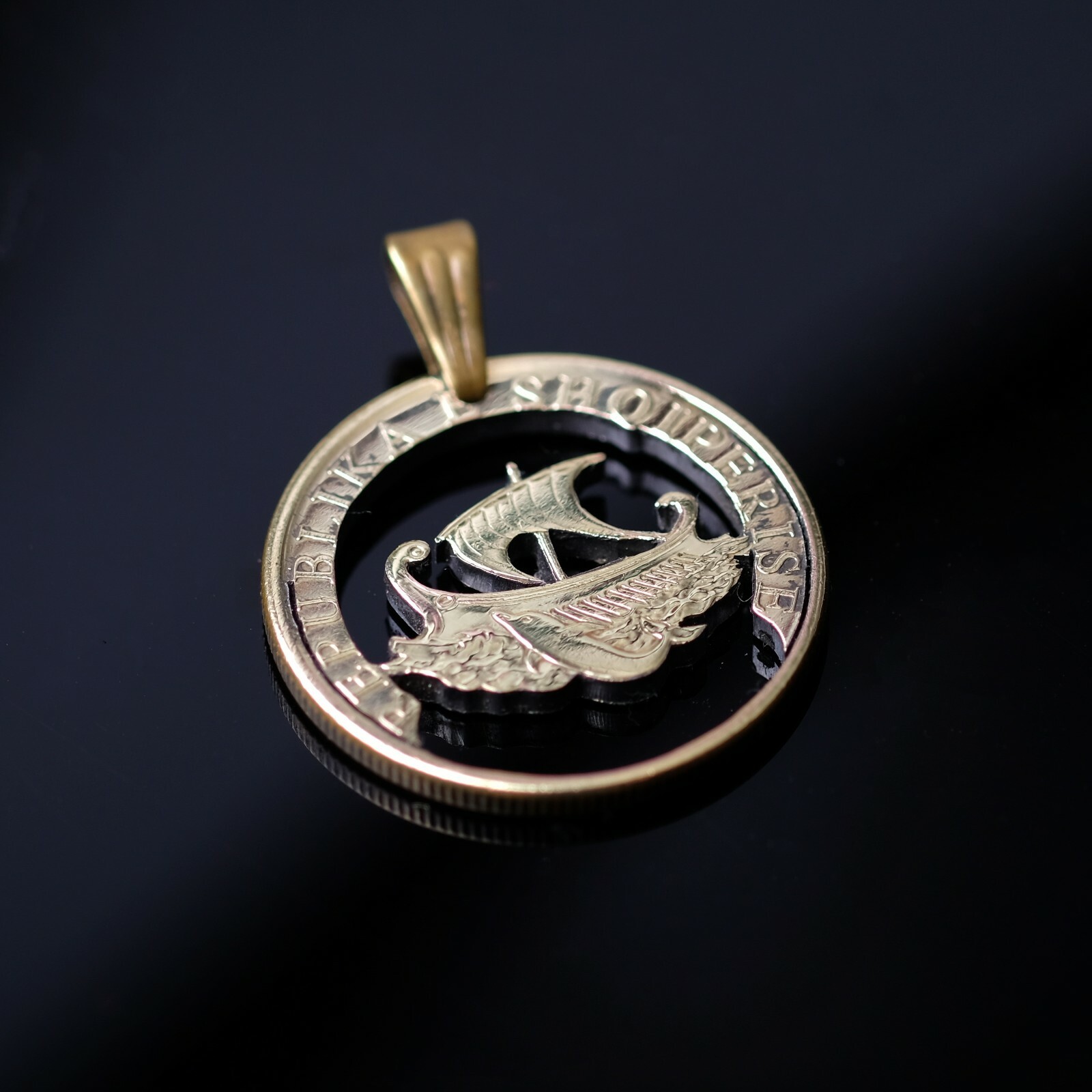 Albania REPUBLIKA E SHQIPERISE 20 Lekë cut coin pendant with necklace Liburne