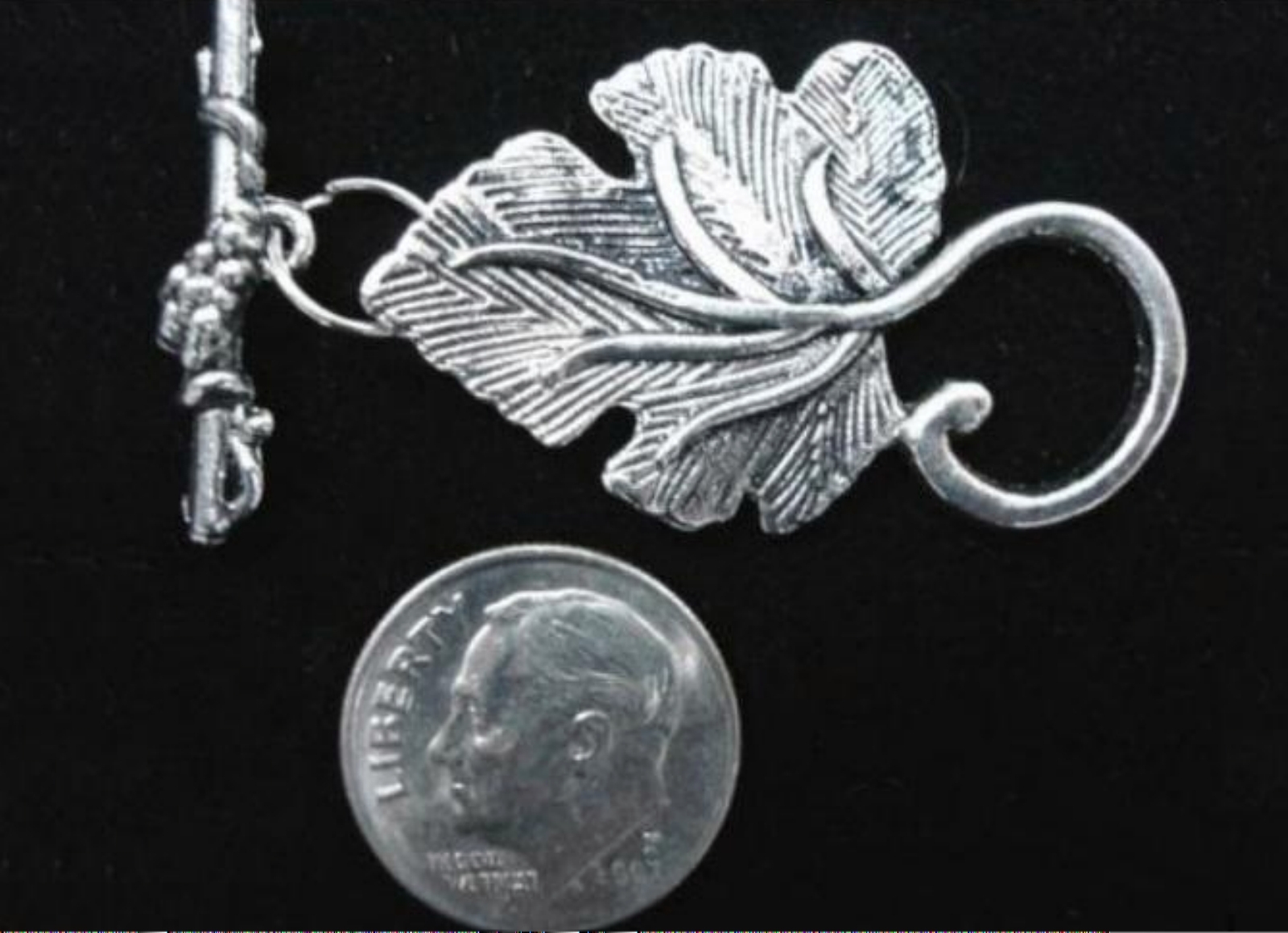 Grape leaf clasp antique silver plated zinc toggle clasp 2 piece set FPC073