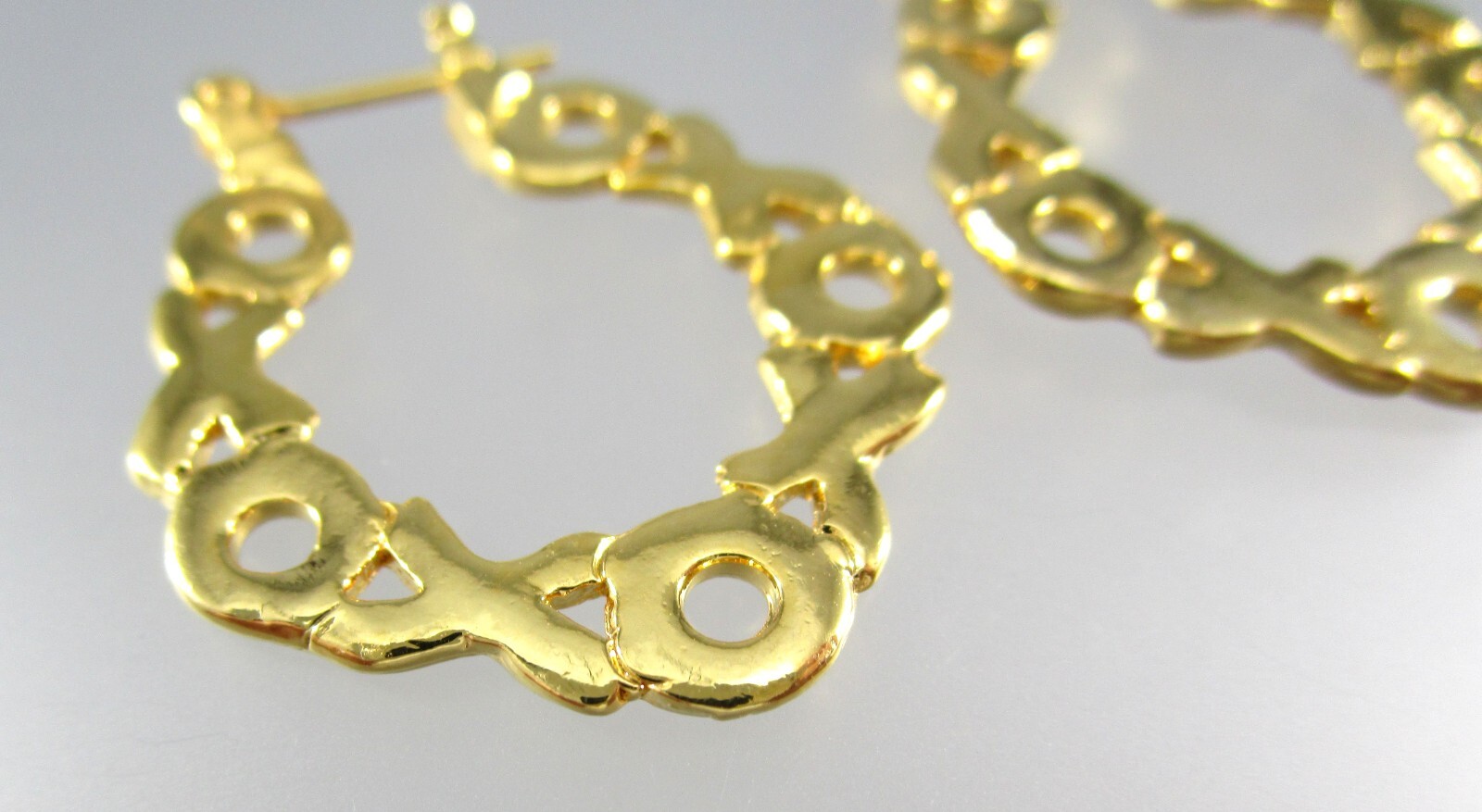 XOXO Gold Tone 1″ Hoop Post Hinged Earrings 114G