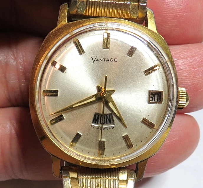 MEN’S VANTAGE BY HAMILTON 17’J STANDARD TIME 1i5 DAY/DATE GOLD TONE WRISWATCH