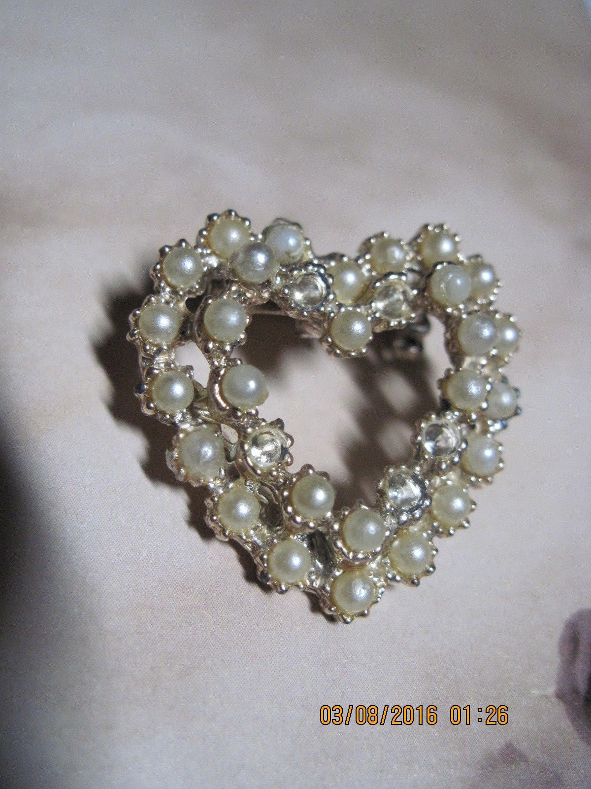 VINTAGE BEAUTIFUL SHABBY CHIC GOLD & FAUX PEARL DOUBLE HEART PIN ….#8956