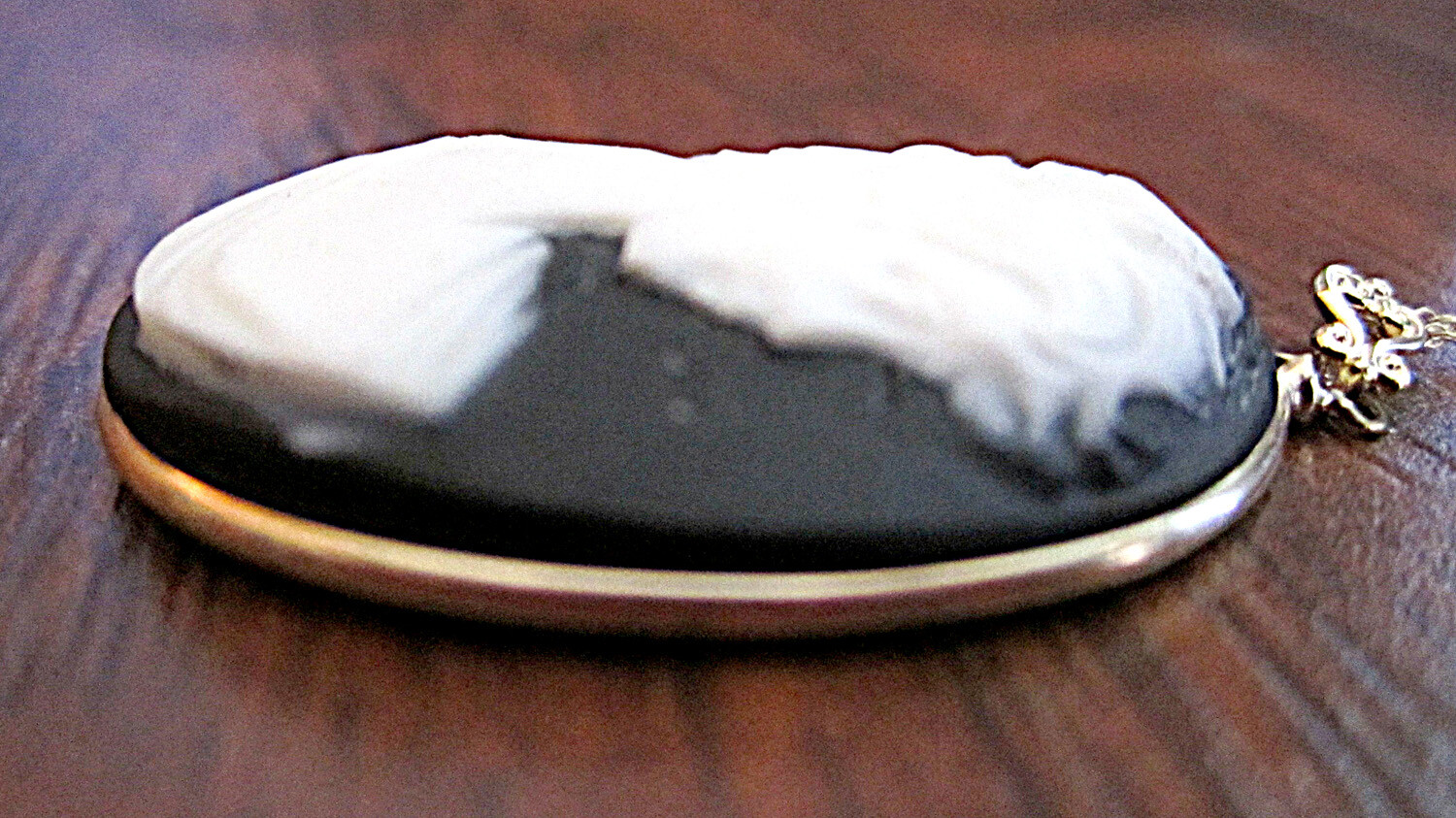 WOMEN HAND CRAFTED OVAL BLACK & BONE COLOURED CAMEO STYLE PENDANT W/ 14KT CHAIN