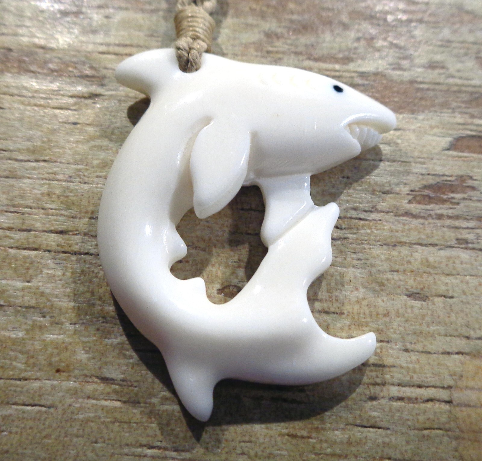 31MM CARVED WATER BUFFALO BONE HAWAIIAN MANO NIUHI SHARK PENDANT NECKLACE 28″