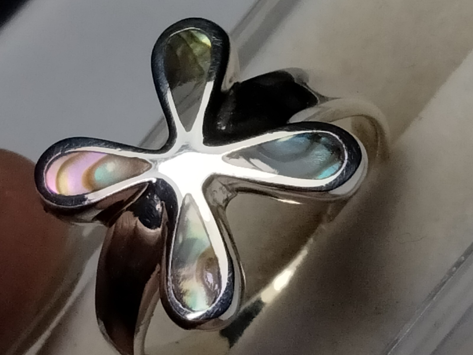 LOVELY ABALONE SHELL INLAYS IN TRENDY STERLING SILVER.925 RING SIZE 8.75-9.0!