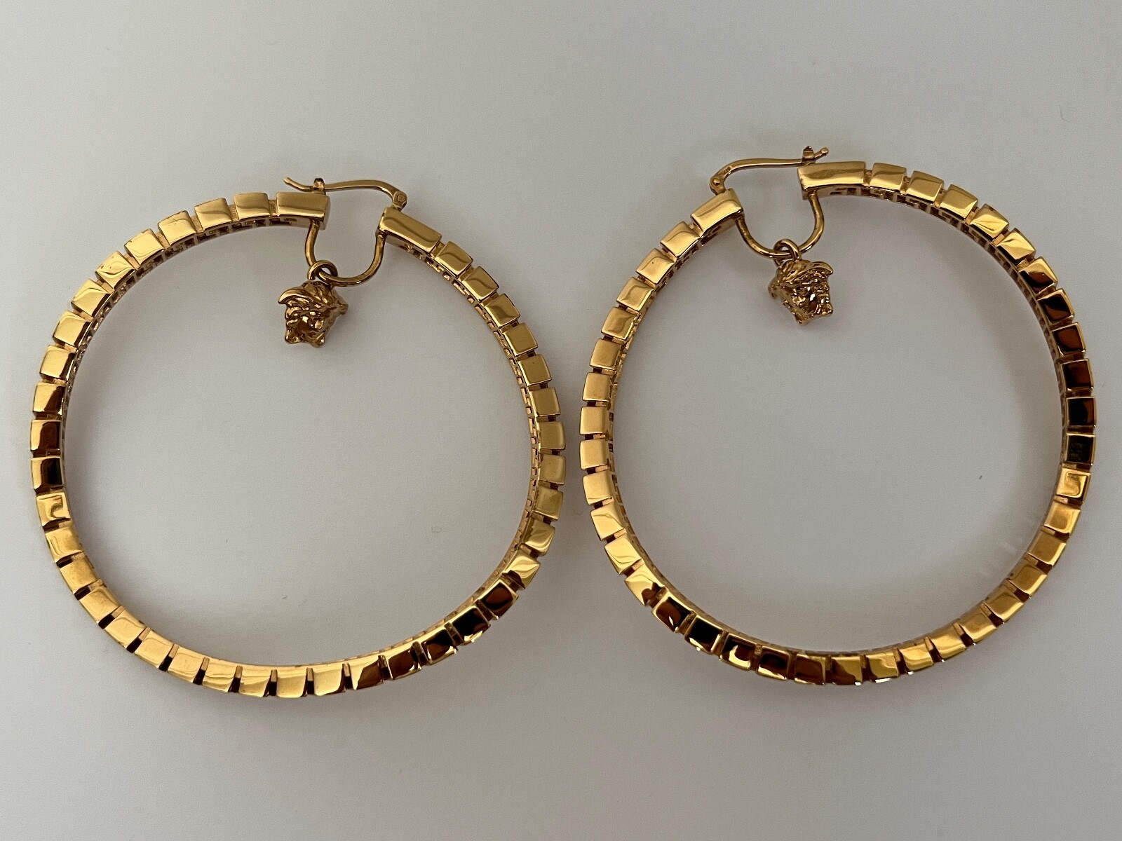 NIB Versace Medusa Logo Charm Greca Greek Key Gold Large Curved Hoop Earrings