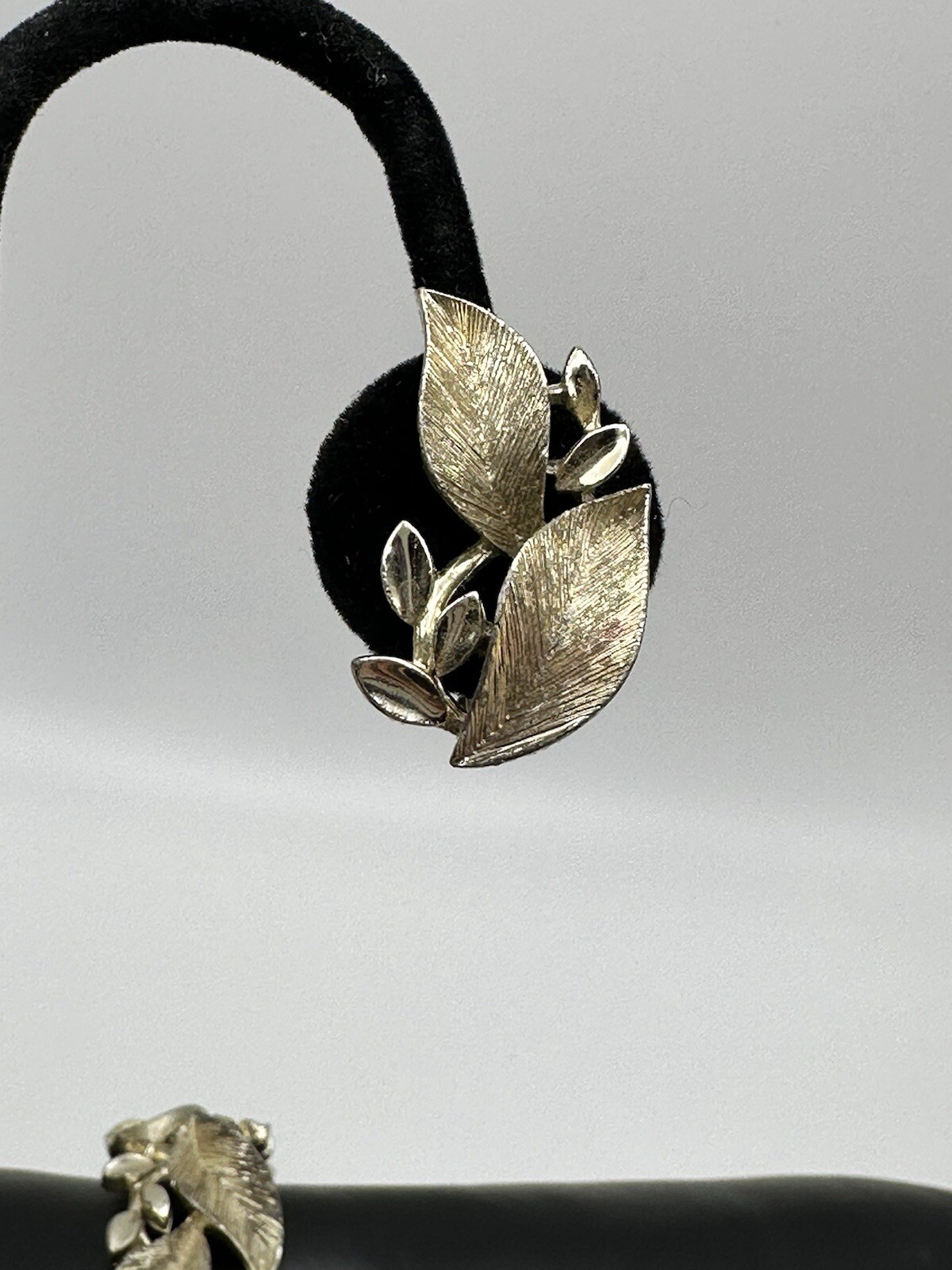 Vintage Lisner Gold Tone Vine Leaf Bracelet And Clip On Earrings Set