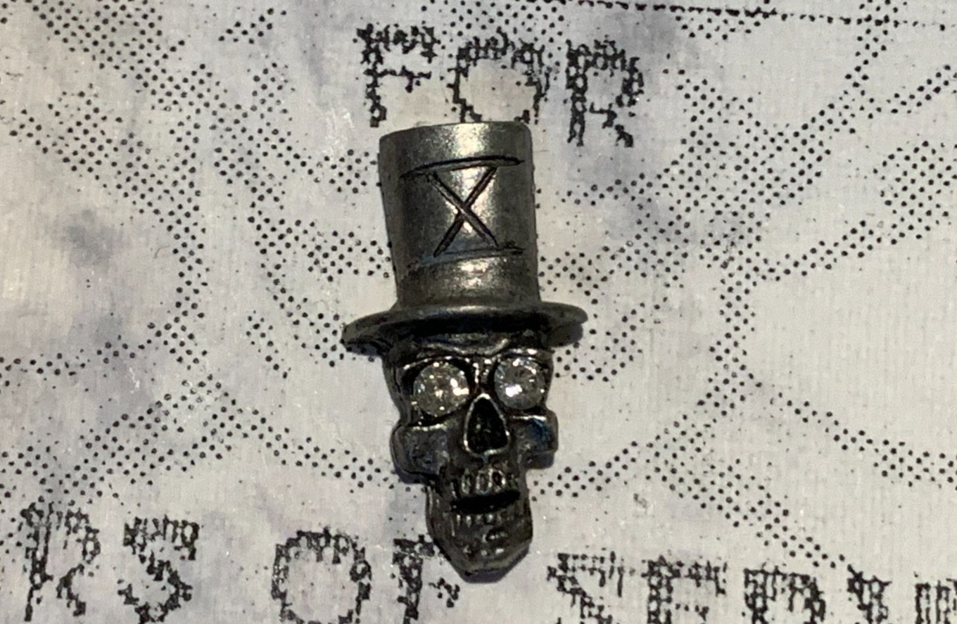 HOT TOPIC X (10) YEARS OF SERVICE PIN SKULL TOP HAT DIAMOND EYES NEW