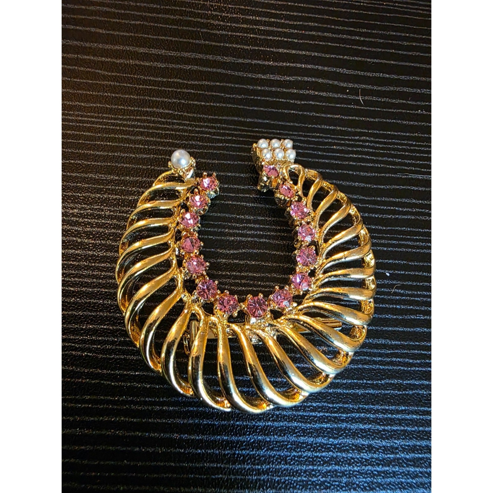 VINTAGE GERRY’S GOLD TONE PINK RHINESTONE PEARL HORSESHOE PIN BROOCH