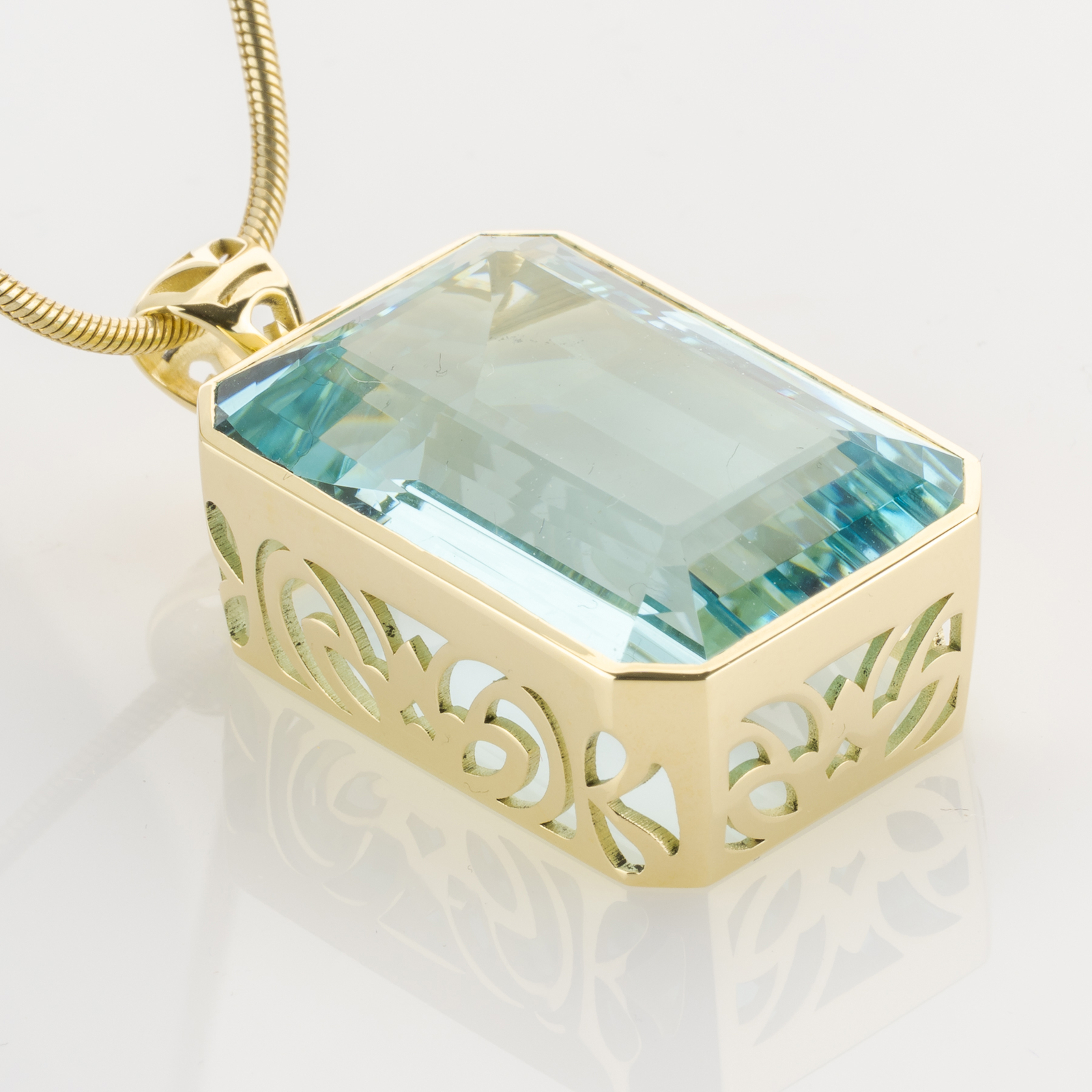 14k gold pendant with an aquamarine