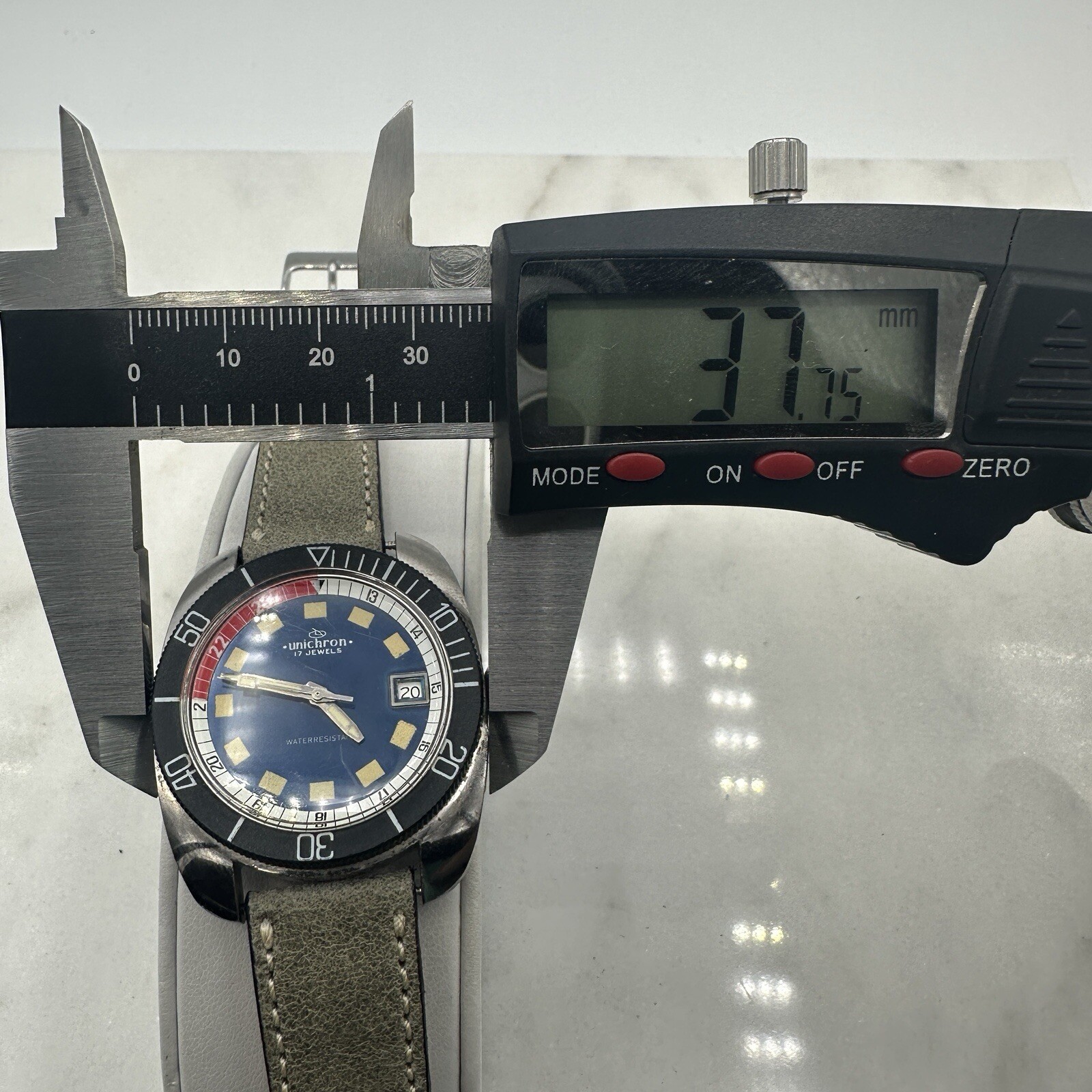 VTG Unichron Dive Watch Men Silver Tone Blue Dial Date 17 Jewels Automatic Works