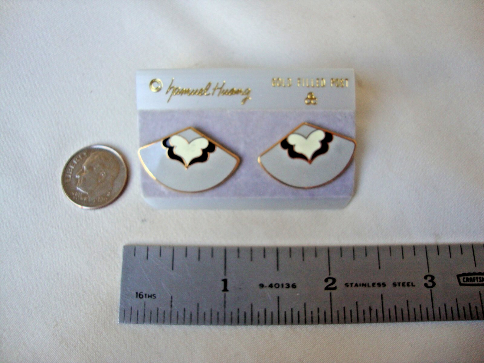 VINTAGE SAMUEL HUANG SIGNED DESIGNER CLOISONNE FAN WHITE BLACK & GRAY EARRINGS