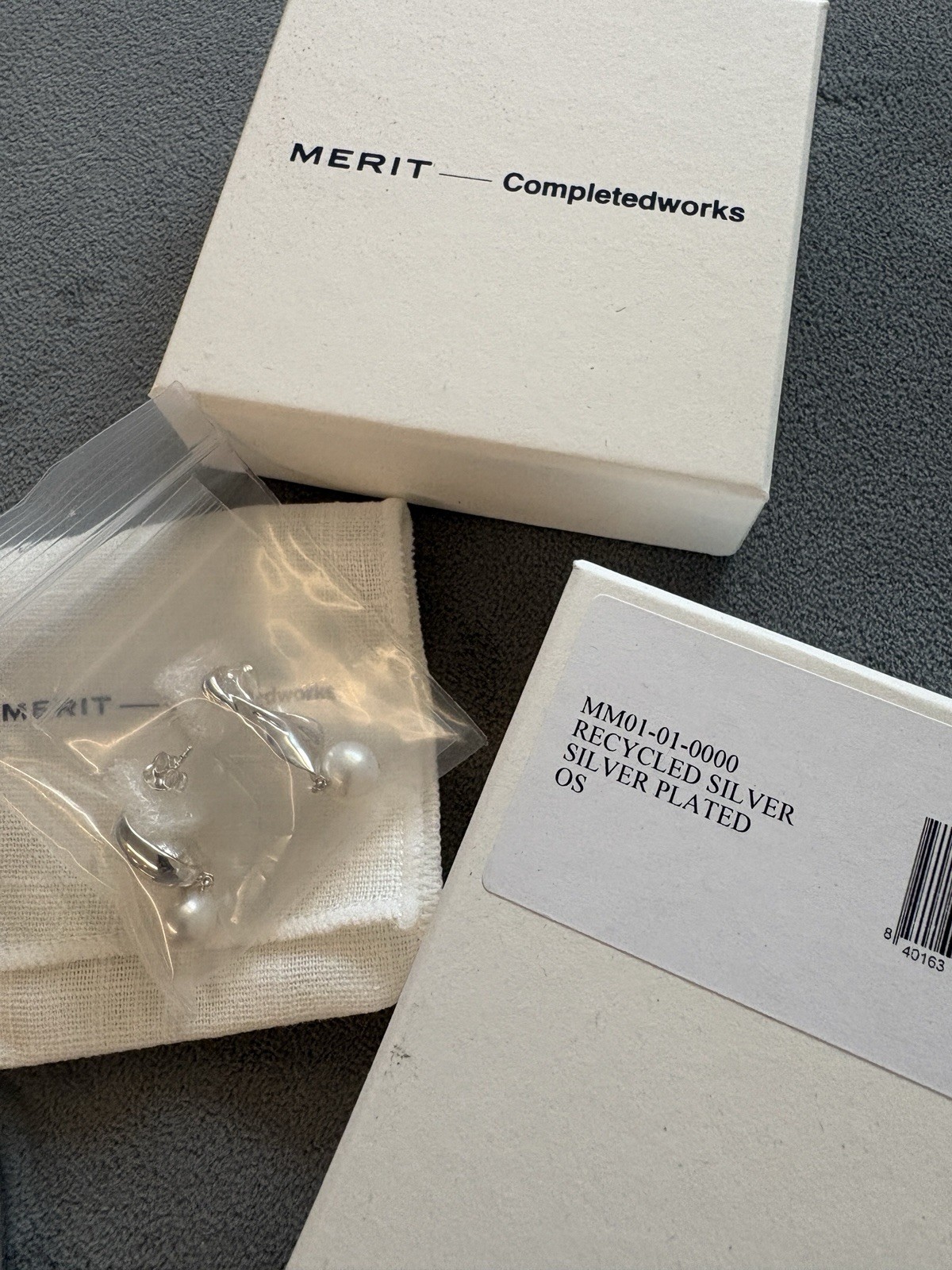 Beautiful Completedworks X merit Silver Gift Set Pearl Earrings + compact Mirror