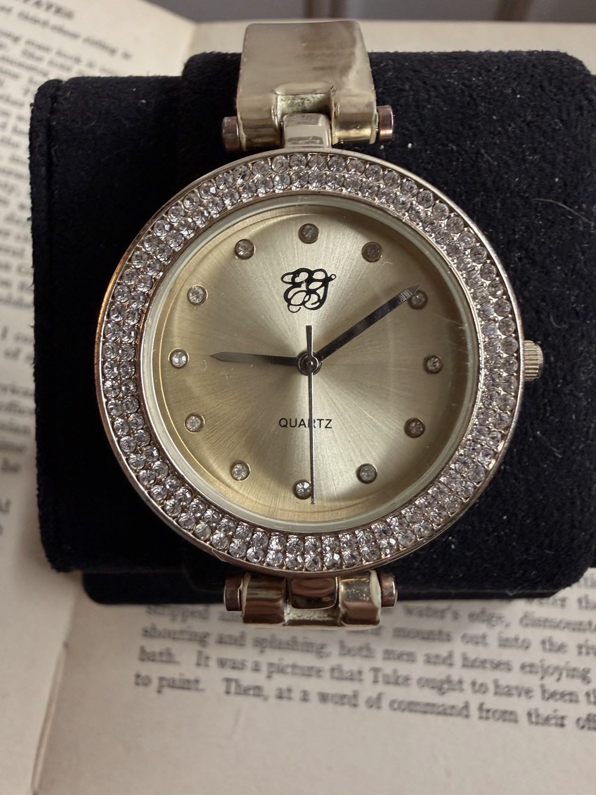 Women Quartz Analog Wristwatch Gold Tone Dot Indexes Crystal Bezel Dress