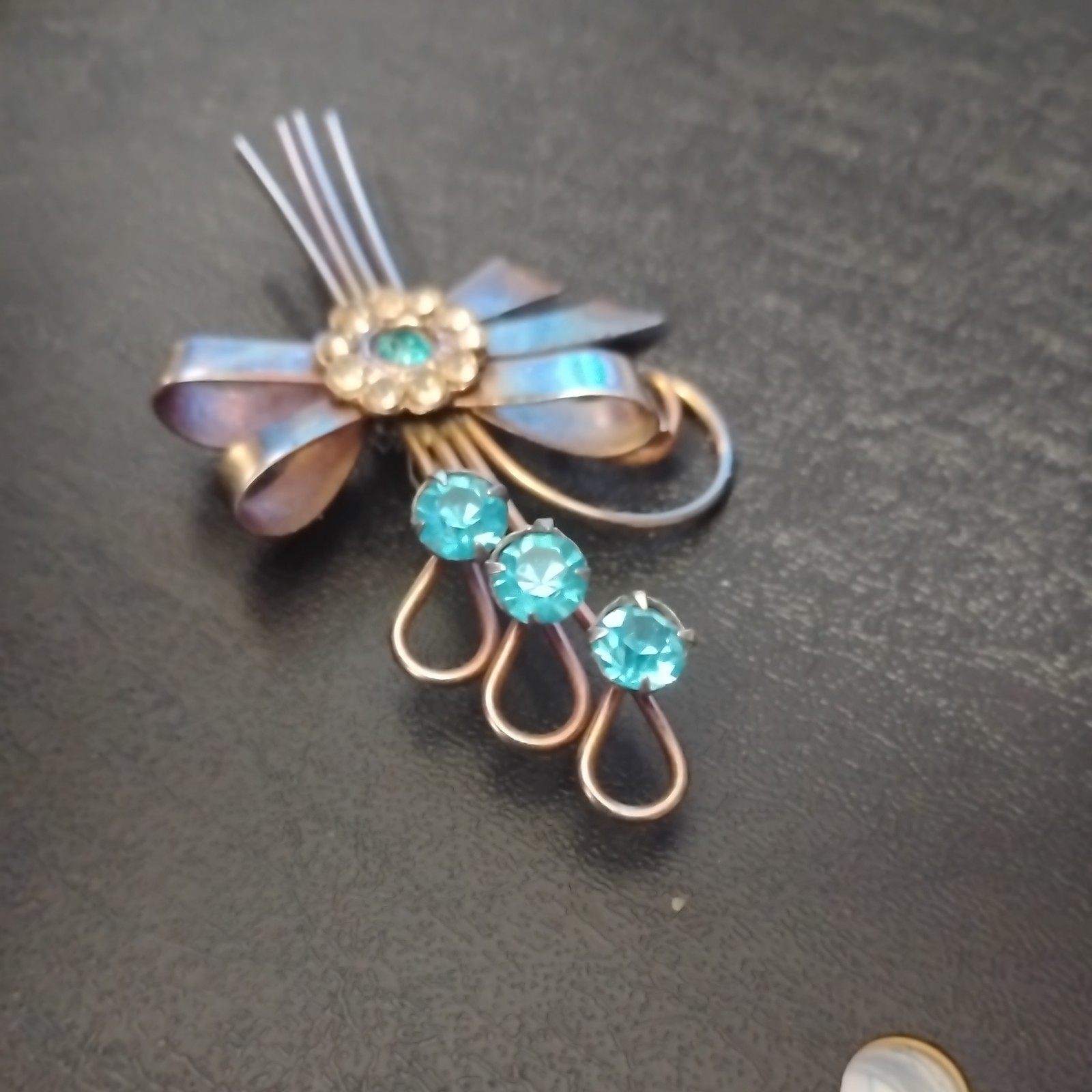 1935-1950 VTG RETRO STYLE CLEAR & AQUA RHINESTONE BOW PIN/BROOCH SILVER TONE