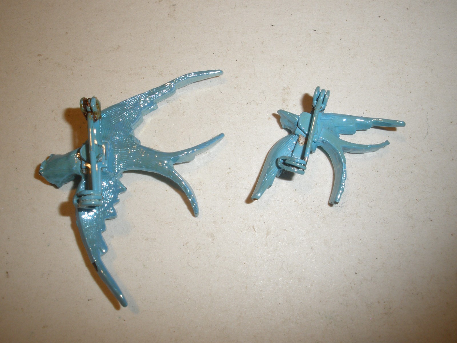 Vintage Lot of 2 Blue Metal Brooch Birds Bluebirds 2″x1.25″ & 1.25″x.75″