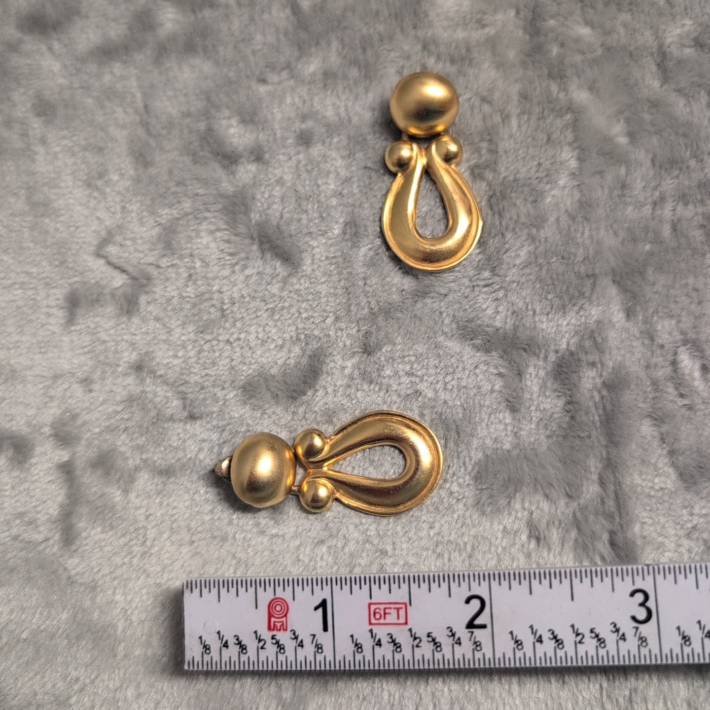 Vintage Pierced Earrings Unsigned Door Knockers 2″ Goldtone 1970-1980