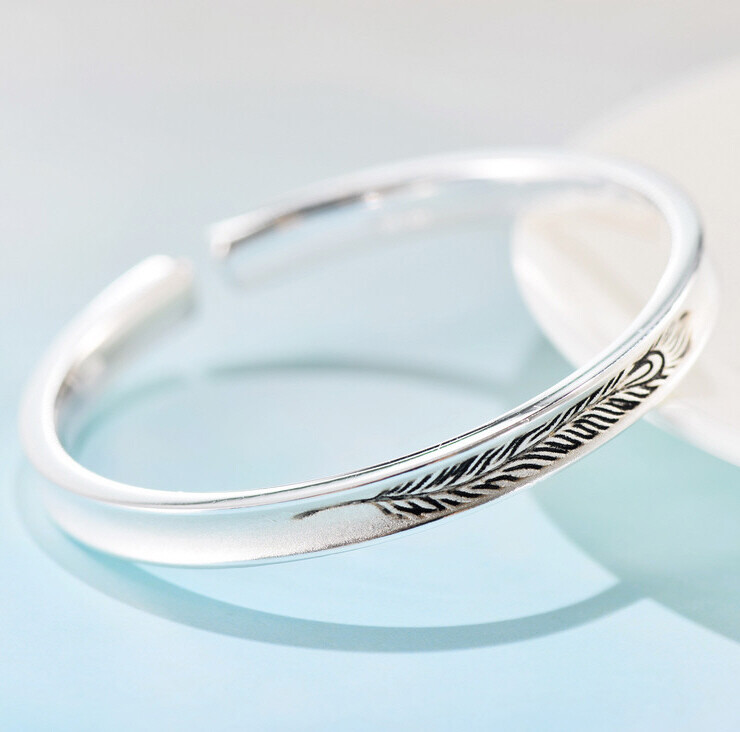 I01 Bangle Concave Domed Feather Fine Silver Silver 999