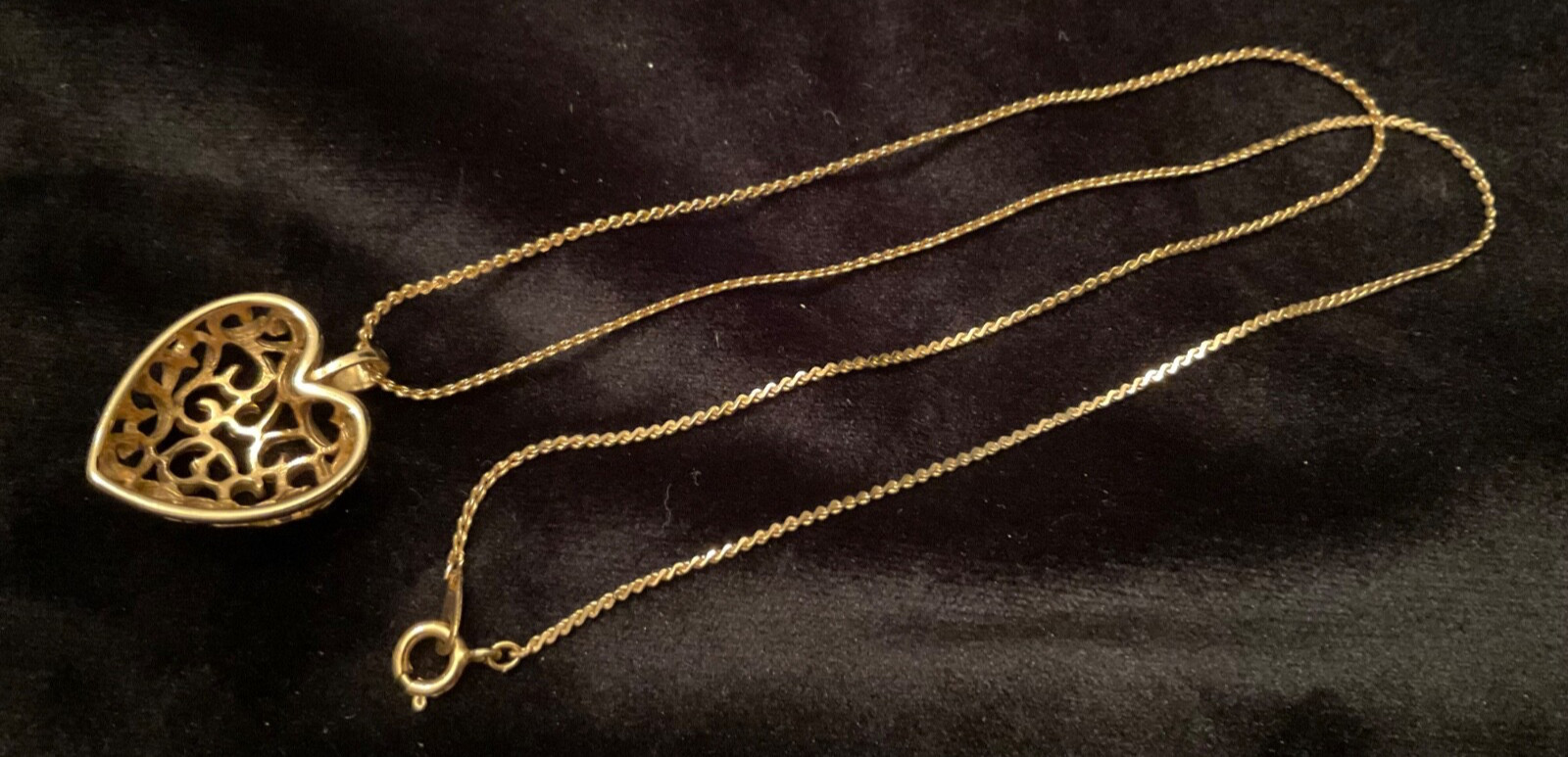 Vintage GoldTone Open Filigree Heart Pendant Necklace. 17”. New Old Stock A23