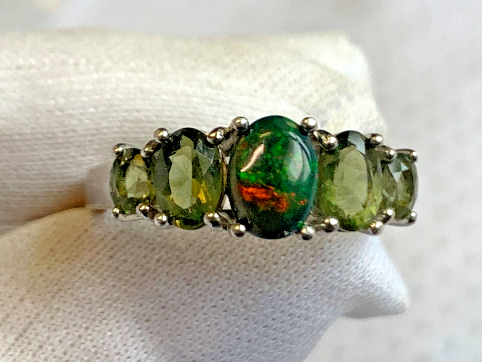 Sterling Silver Ring 3.17g Fine Jewelry Size 8 Band Green Stones BBJ *READ*