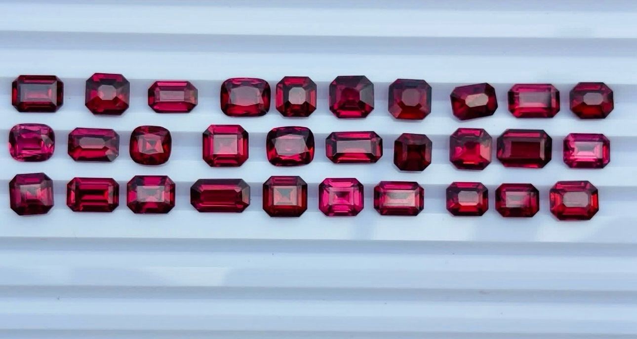 55.5 Carat Natural Ceylon Rhodolite Garnet Gem Stone 30 piece Lot (Genuine Gems)